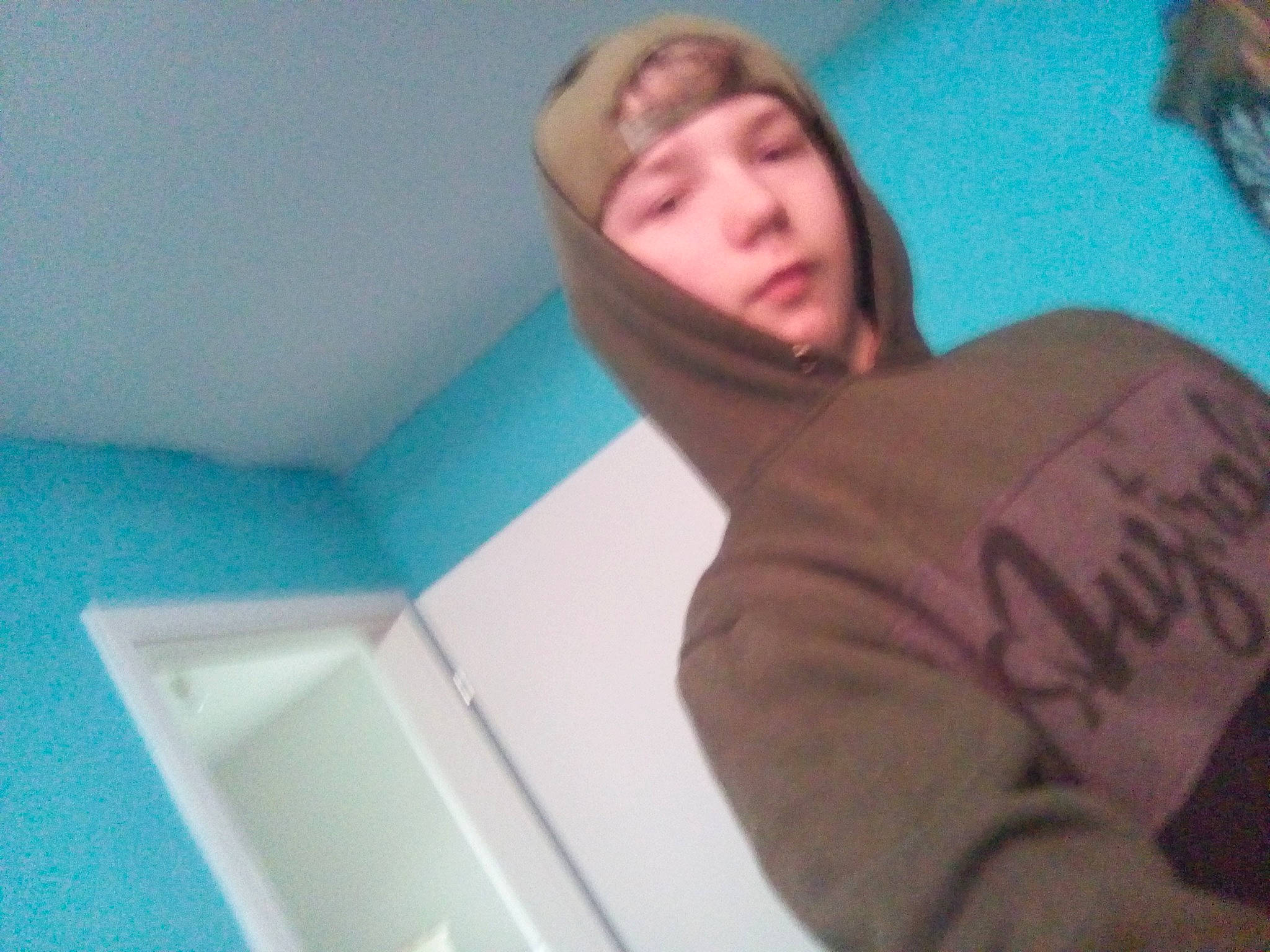 Ryan participe au concours pour gagner de l'argent avec cette photo : aqua, brown_hair, ceiling, cheek, comfort, flesh, headwear, hood, hoodie, jaw, long_hair, long_sleeved_t_shirt, paint, person, plaster, selfie, shoulder, sleeve, sweatshirt, teal