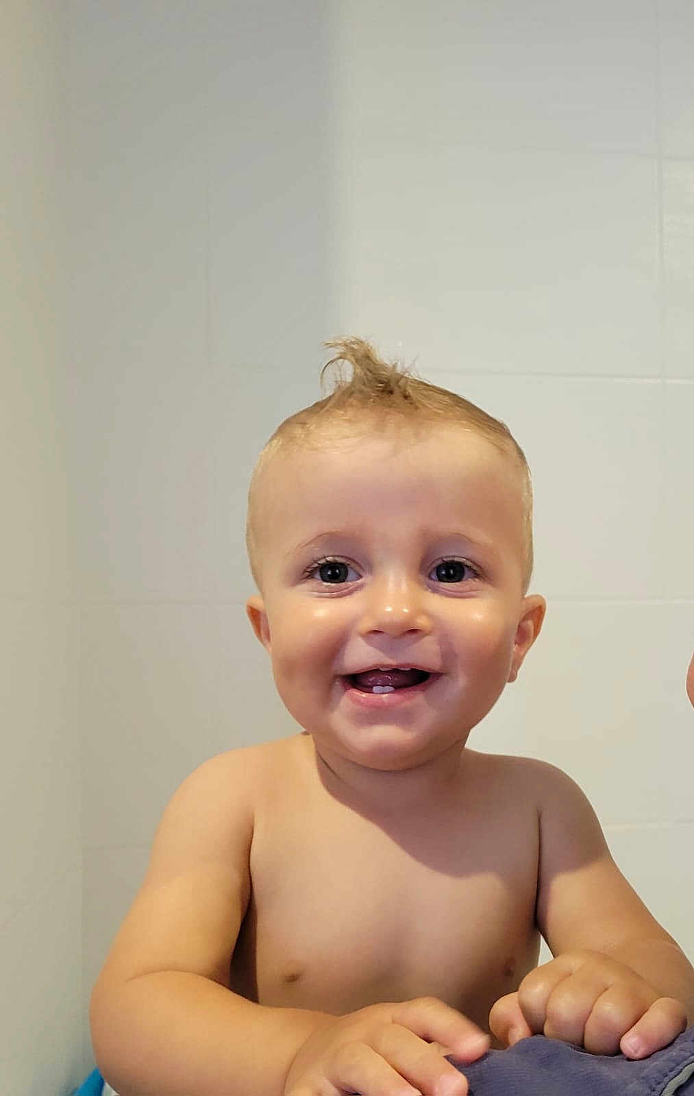 Timéo participe au concours pour gagner de l'argent avec cette photo : toddler, child, smiling, happy, portrait, baby, hands, skin, hairstyle, mohawk, face, eyes, indoor, bathroom, tile, cute, young, person, expression, naked_torso