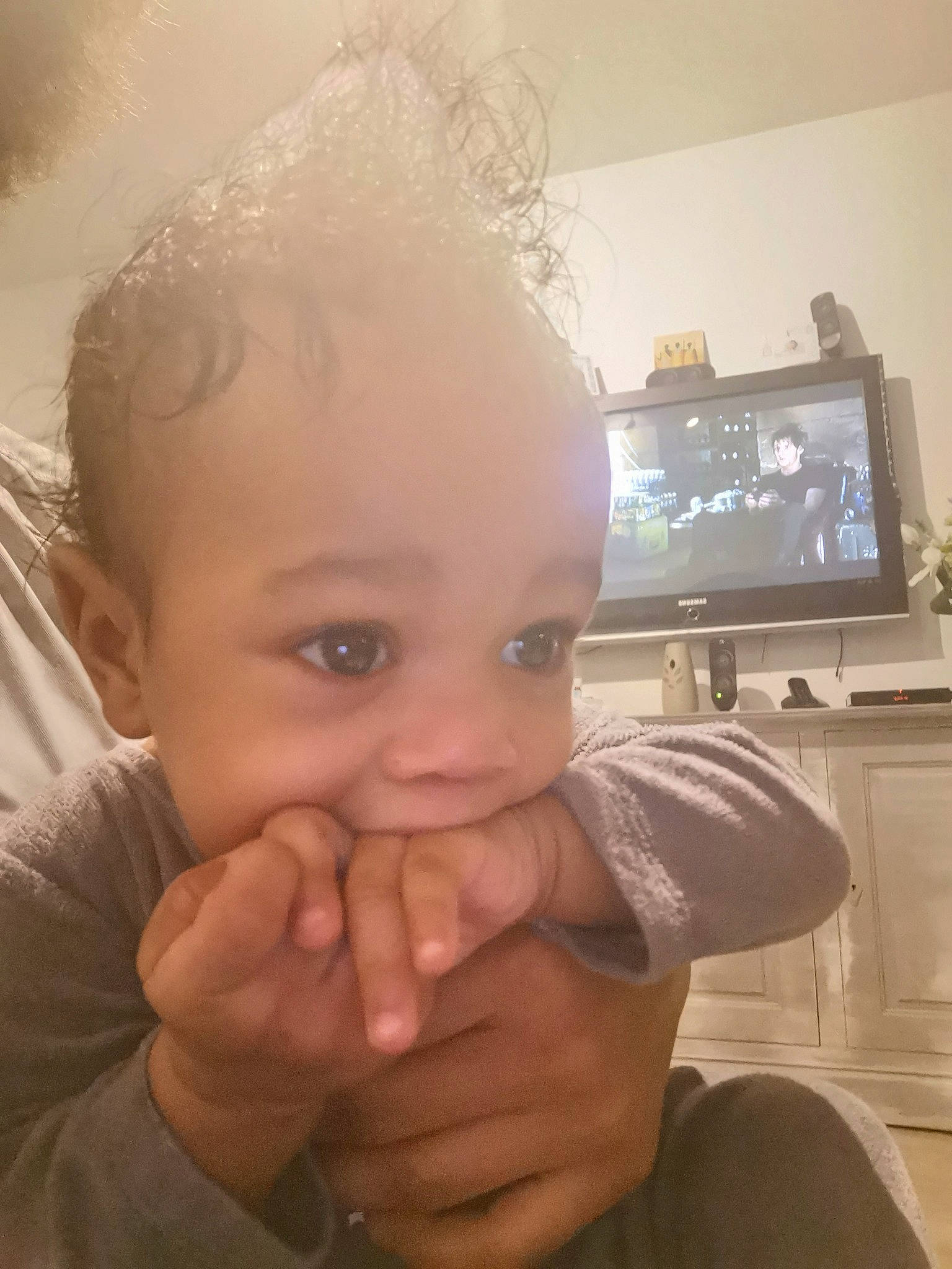 Jémaël a rejoint le concours — aidez-le/la à gagner de superbes lots ! baby_toddler_clothing, cheek, child, display_device, eyebrow, finger, flat_panel_display, gesture, hand, home_appliance, lip, muscle, nail, person, skin, television, television_accessory, television_set, thumb, toddler