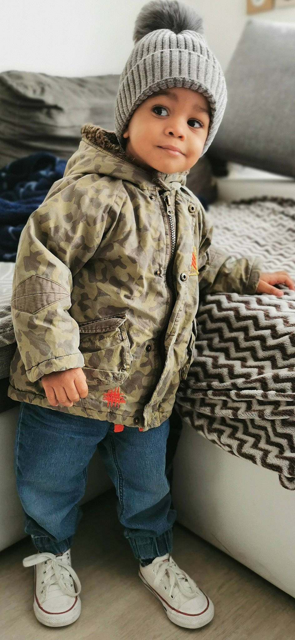 Jémaël a rejoint le concours — aidez-le/la à gagner de superbes lots ! baby_toddler_clothing, beanie, bonnet, button, denim, headwear, hood, hoodie, jacket, jeans, knit_cap, outerwear, parka, person, pocket, sleeve, street_fashion, textile, trousers, winter