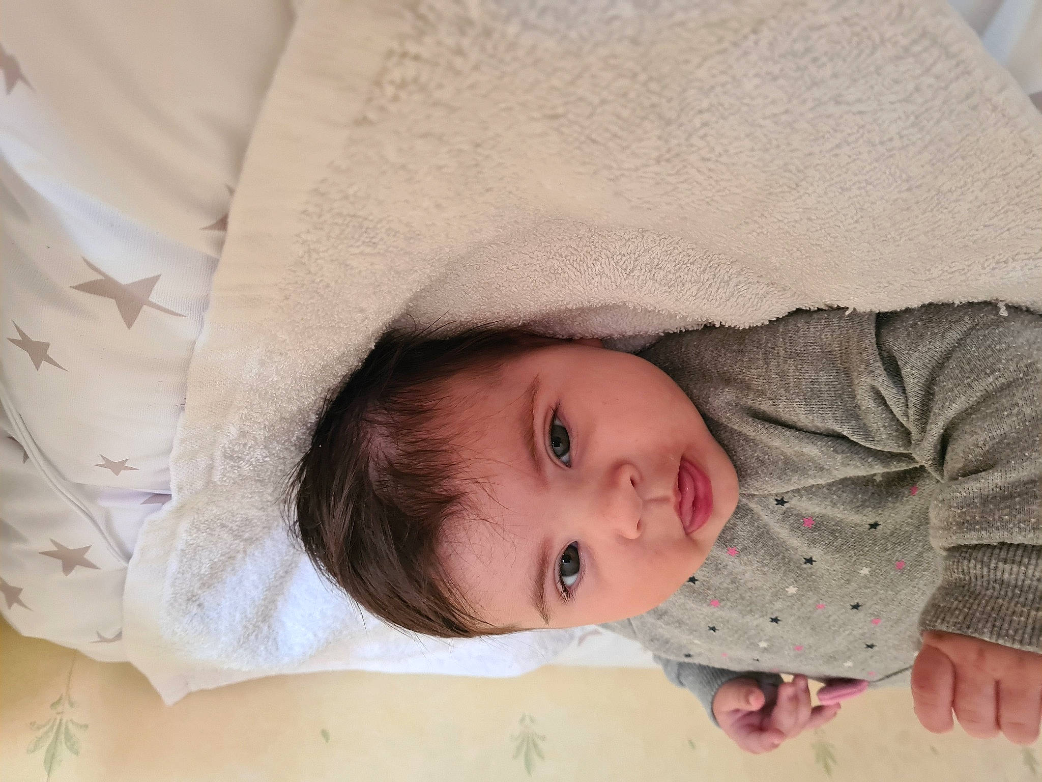 Kelly a rejoint le concours — aidez-le/la à gagner de superbes lots ! baby, baby_toddler_clothing, cheek, child, comfort, eye, eyebrow, face, head, iris, linens, lip, nose, person, skin, sleeve, textile, toddler, tree, window