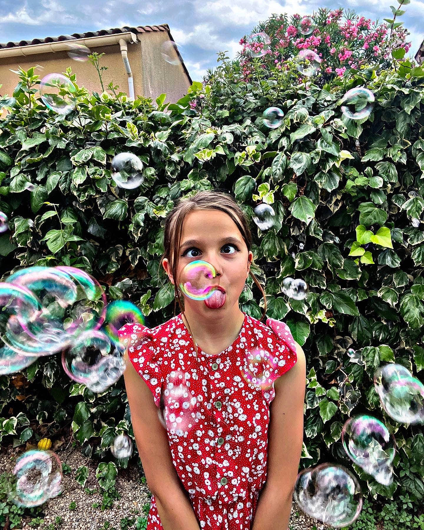 Mélyna a rejoint le concours — aidez-le/la à gagner de superbes lots ! botany, building, cloud, flower, fun, garden, grass, happy, house, leaf, leisure, nature, people, people_in_nature, person, plant, shrub, sky, summer, travel