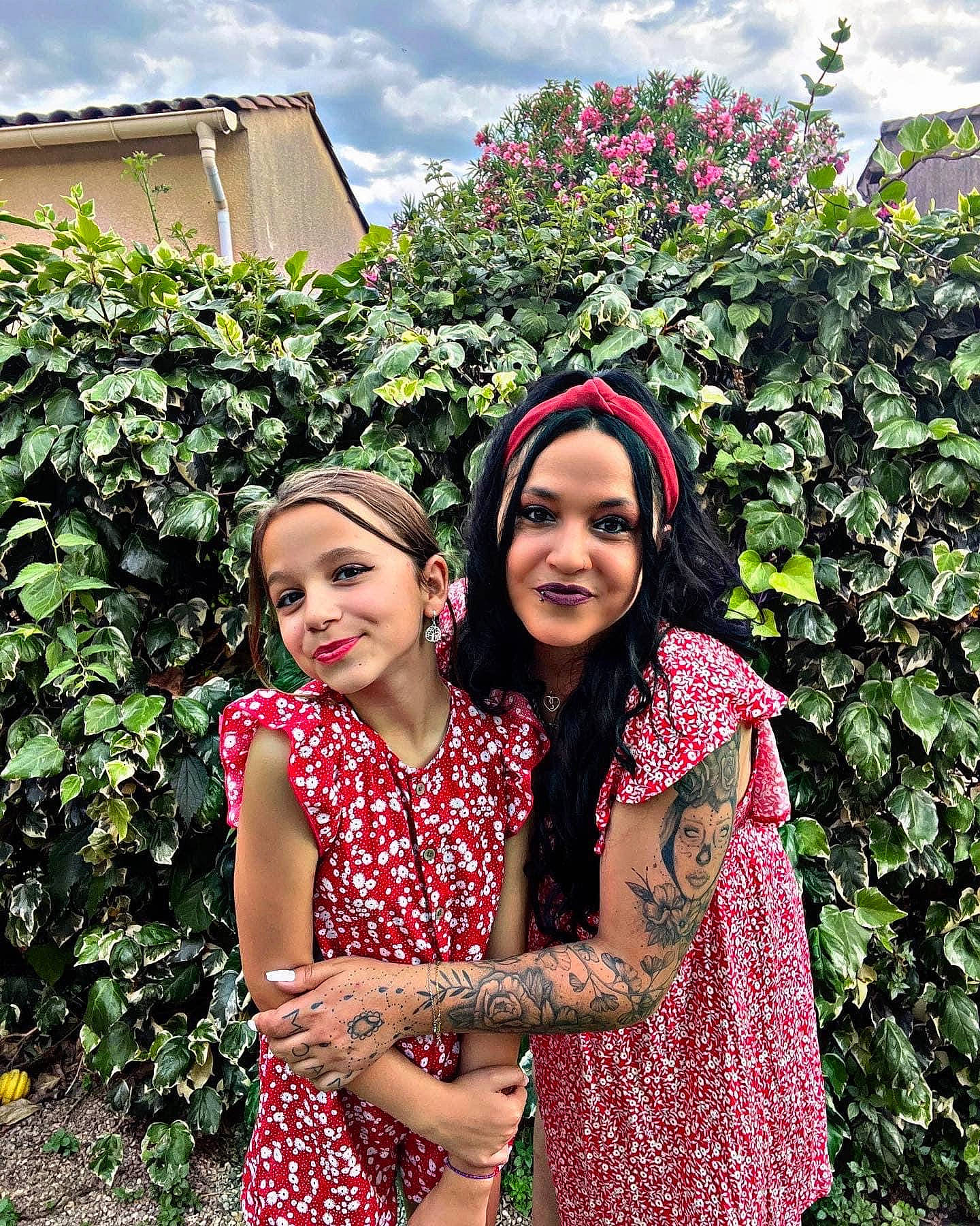 Mélyna participe au concours pour gagner de l'argent avec cette photo : adaptation, botany, clothing, cloud, day_dress, dress, fun, grass, happy, headwear, joy, leaf, leisure, magenta, nature, people, people_in_nature, person, pink, plant