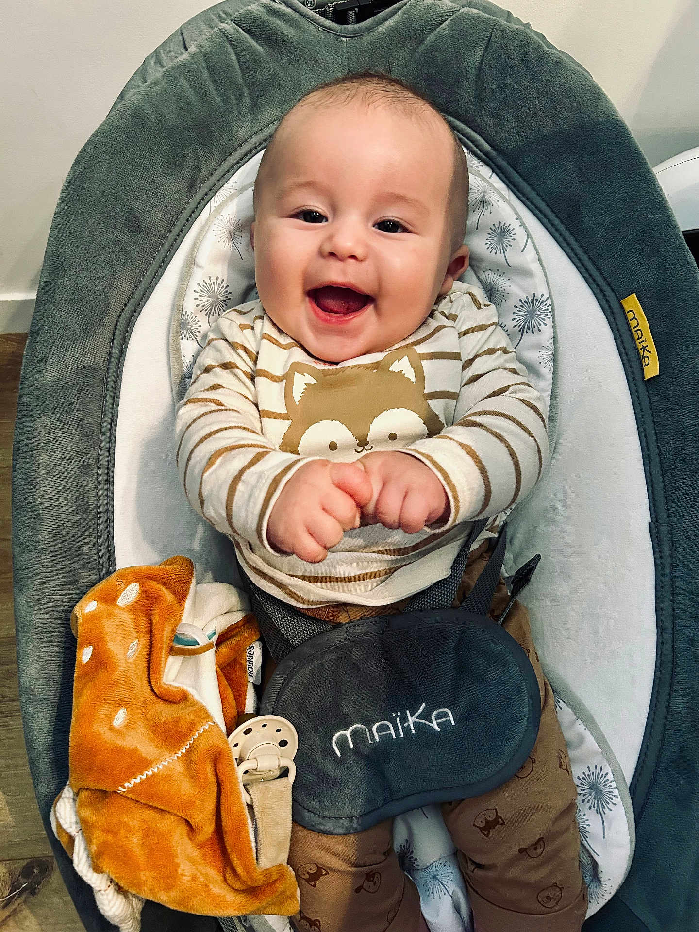 Gabriel a rejoint le concours — aidez-le/la à gagner de superbes lots ! baby, infant, smiling, baby_seat, blanket, pacifier, clothing, striped_shirt, cute, happy, indoor, child, person, face, sitting, toy, comfort, soft, warm, playful