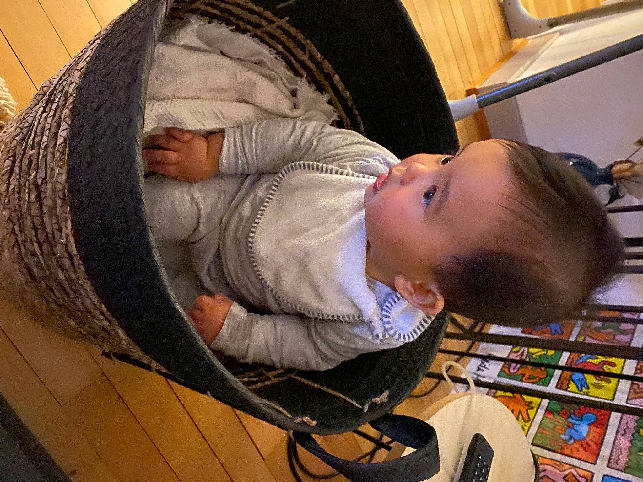 Elon a rejoint le concours — aidez-le/la à gagner de superbes lots ! baby, baby_carriage, baby_products, baby_safety, baby_toddler_clothing, baby_toys, child, circle, comfort, fun, hairstyle, person, publication, room, shelf, sitting, thread, toddler, wood