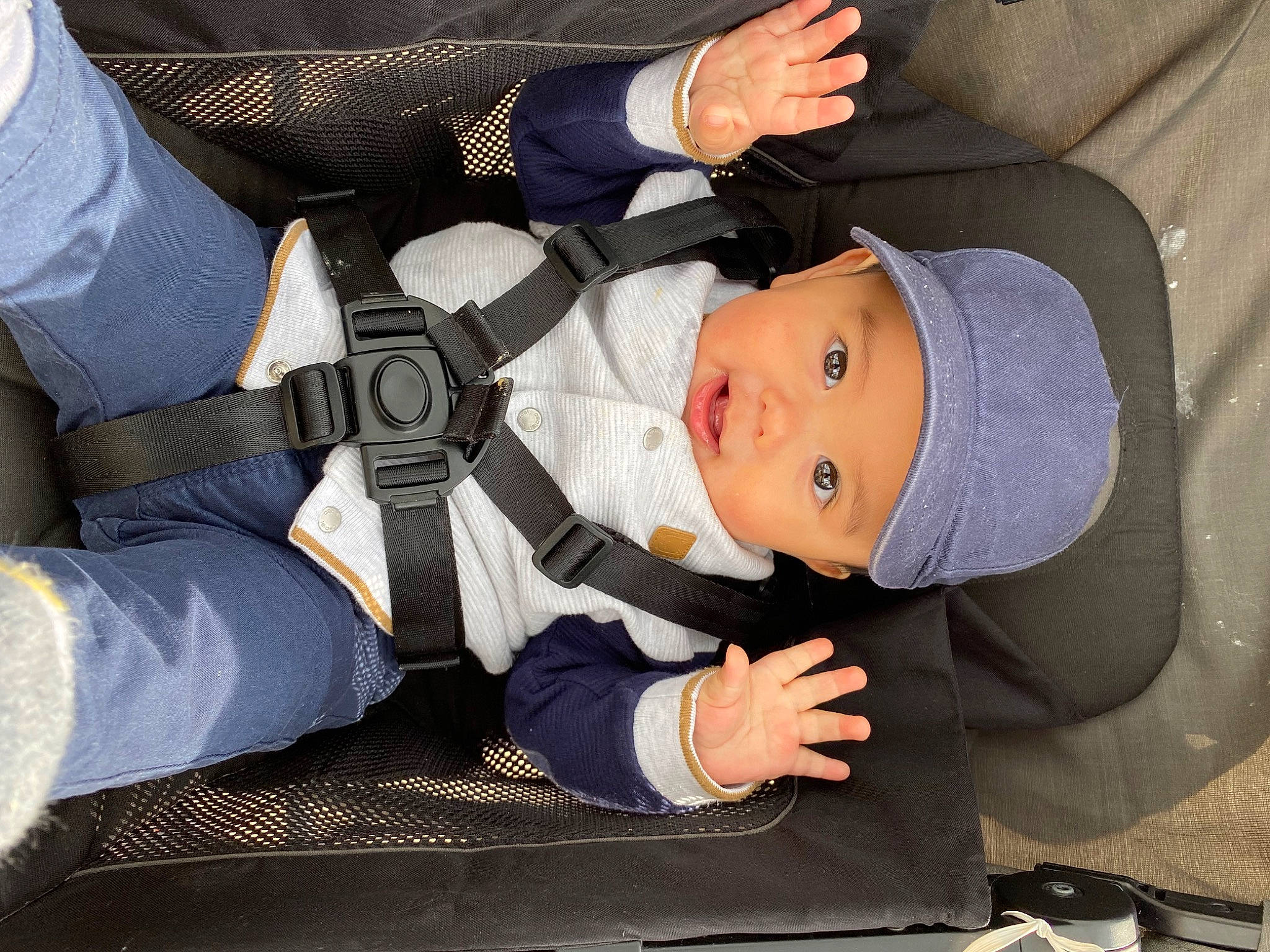 Elon participe au concours pour gagner de l'argent avec cette photo : auto_part, baby, baby_products, baby_toddler_clothing, car_seat, child, comfort, elbow, finger, gesture, hand, hat, headwear, lap, person, sitting, sleeve, smile, thumb, toddler