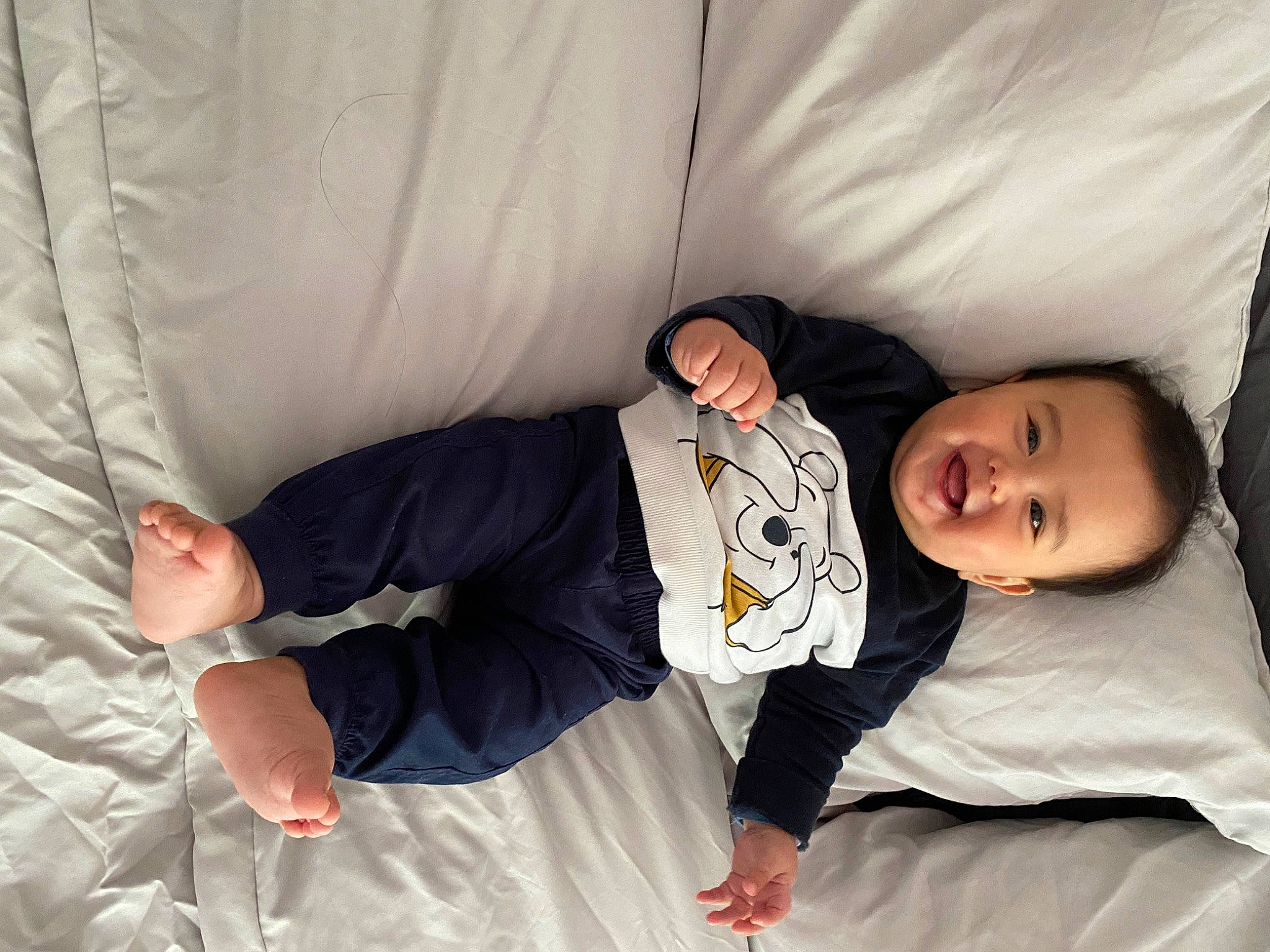 Elon a rejoint le concours — aidez-le/la à gagner de superbes lots ! baby, baby_toddler_clothing, bed, bedding, child, comfort, couch, eye, finger, foot, fun, gesture, human_body, leg, linens, mouth, person, skin, sleeve, textile