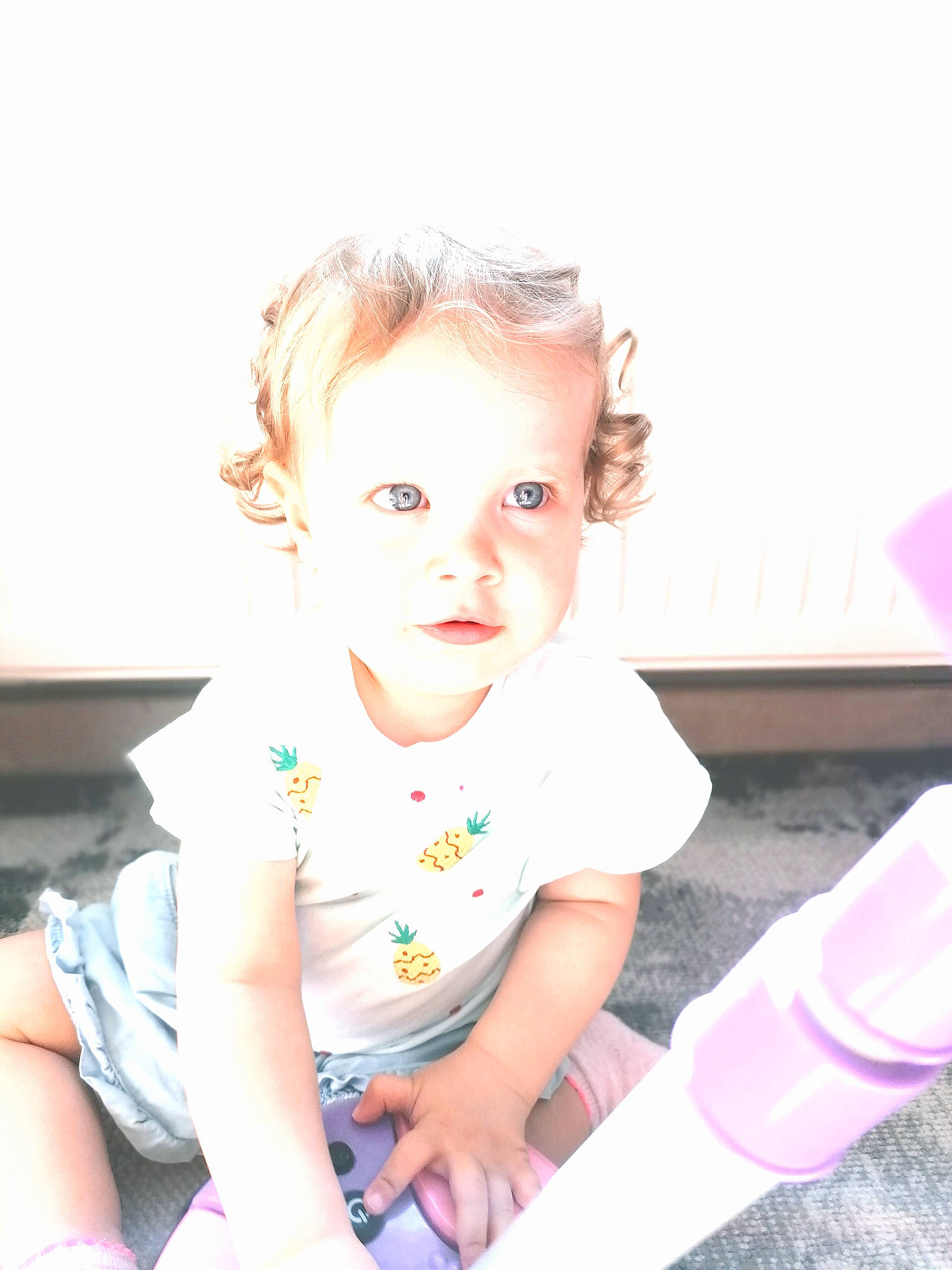 Emma participe au concours pour gagner de l'argent avec cette photo : baby, baby_toddler_clothing, cheek, child, flash_photography, fun, grass, hairstyle, happy, magenta, pattern, person, pink, portrait_photography, room, sitting, skin, sleeve, sock, t_shirt