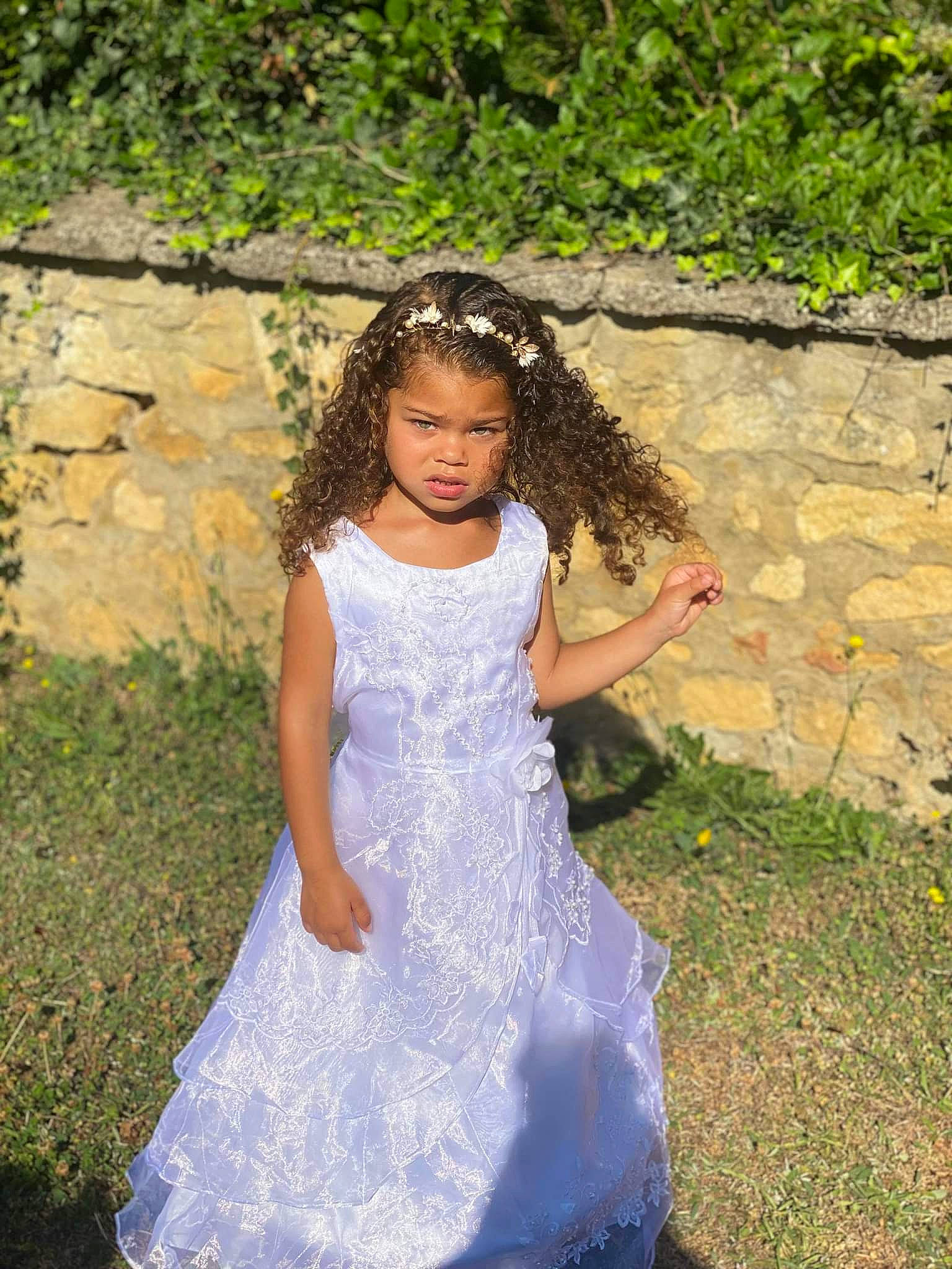 Madynna a rejoint le concours — aidez-le/la à gagner de superbes lots ! bridal_accessory, bridal_clothing, bridal_party_dress, day_dress, dress, embellishment, eye, formal_wear, gown, grass, grass_family, hair, happy, head, human_body, long_hair, one_piece_garment, people_in_nature, person, plant