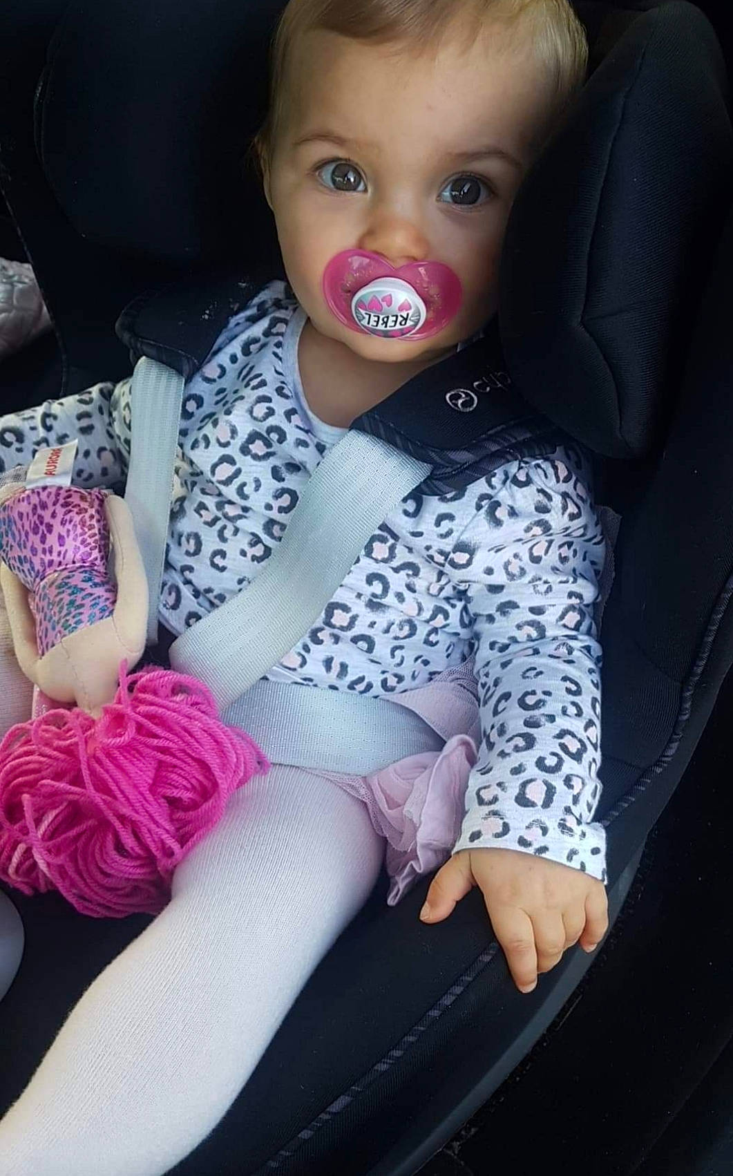 Maylie participe au concours pour gagner de l'argent avec cette photo : baby, baby_products, car_seat, cheek, child, eye, face, fun, head, joy, leg, lip, material_property, mouth, nose, outerwear, person, pink, product, sitting