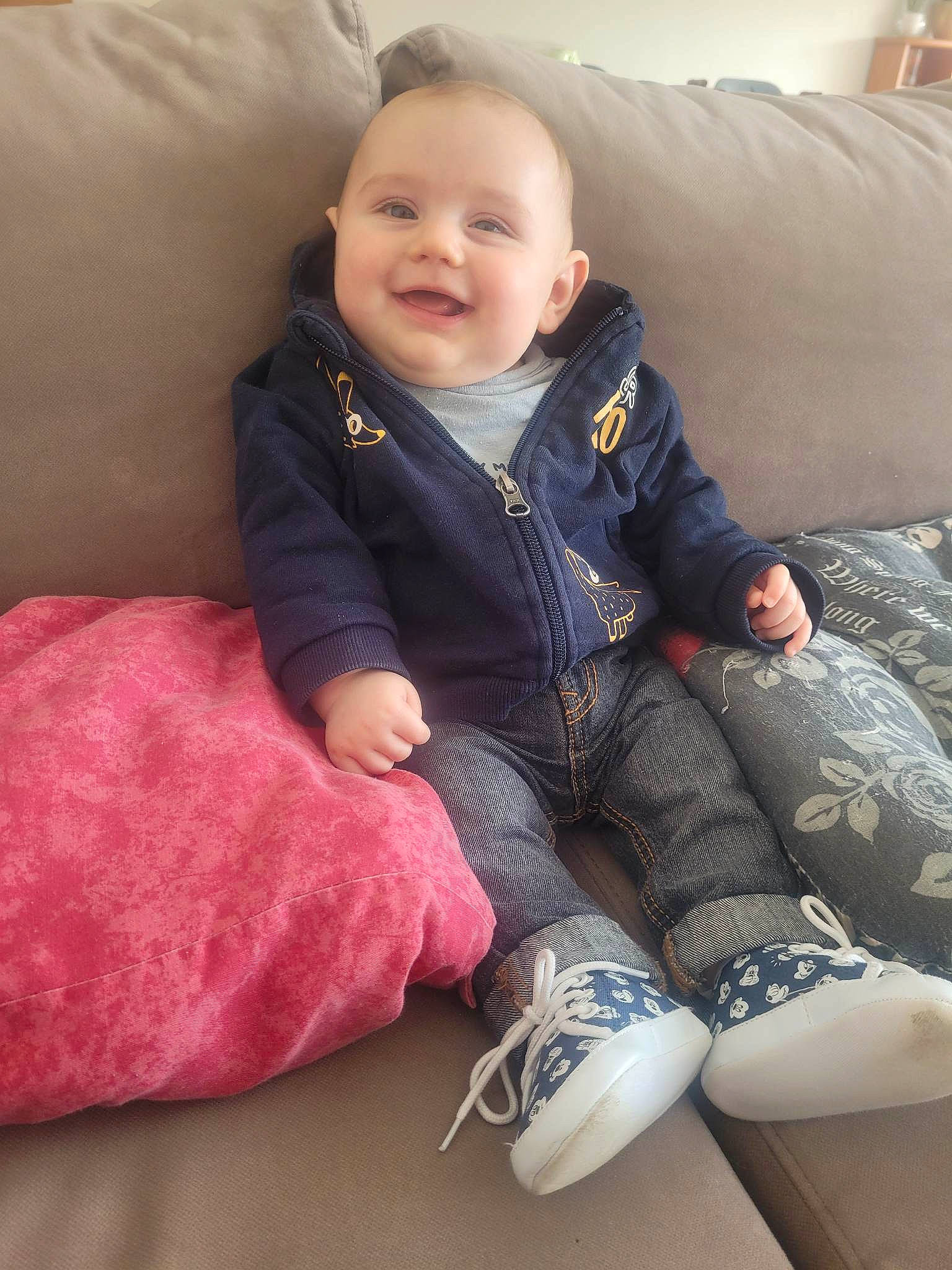 Abel a rejoint le concours — aidez-le/la à gagner de superbes lots ! baby_toddler_clothing, child, comfort, couch, finger, foot, head, human_leg, joint, joy, knee, lap, leg, person, sitting, skin, sleeve, smile, sock, textile