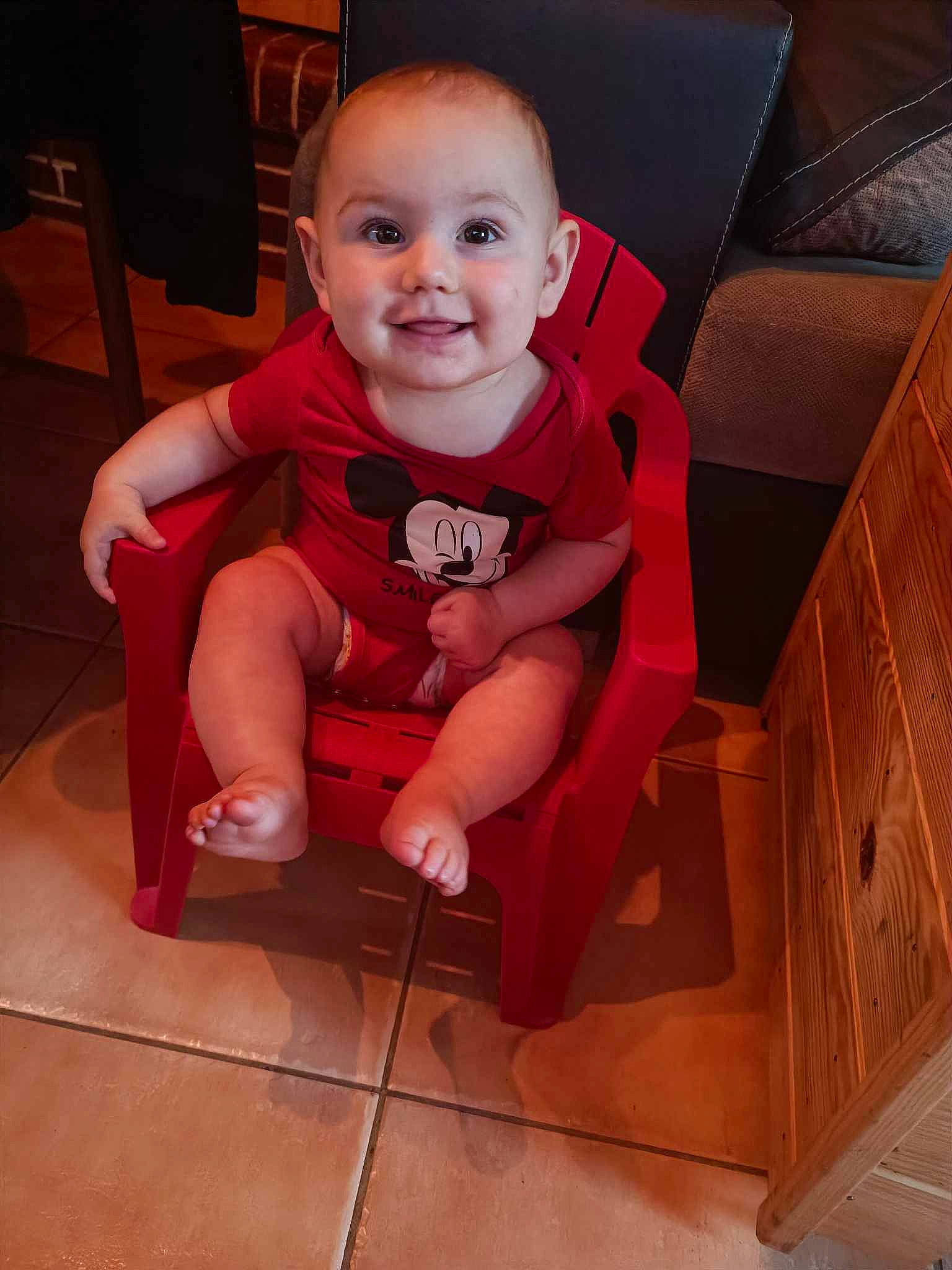 Abel a rejoint le concours — aidez-le/la à gagner de superbes lots ! baby, baby_toddler_clothing, chair, cheek, child, comfort, dress, face, floor, flooring, happy, head, human_leg, joy, lap, leg, person, sleeve, smile, thigh