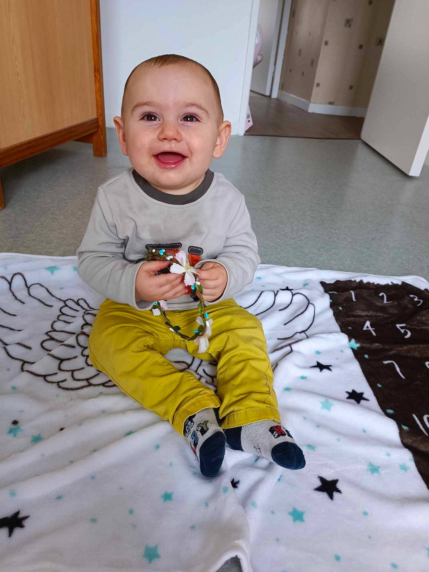 Abel participe au concours pour gagner de l'argent avec cette photo : baby, baby_toddler_clothing, child, comfort, floor, flooring, fun, happy, hardwood, home_appliance, joy, linens, pattern, person, refrigerator, room, sleeve, smile, t_shirt, toddler