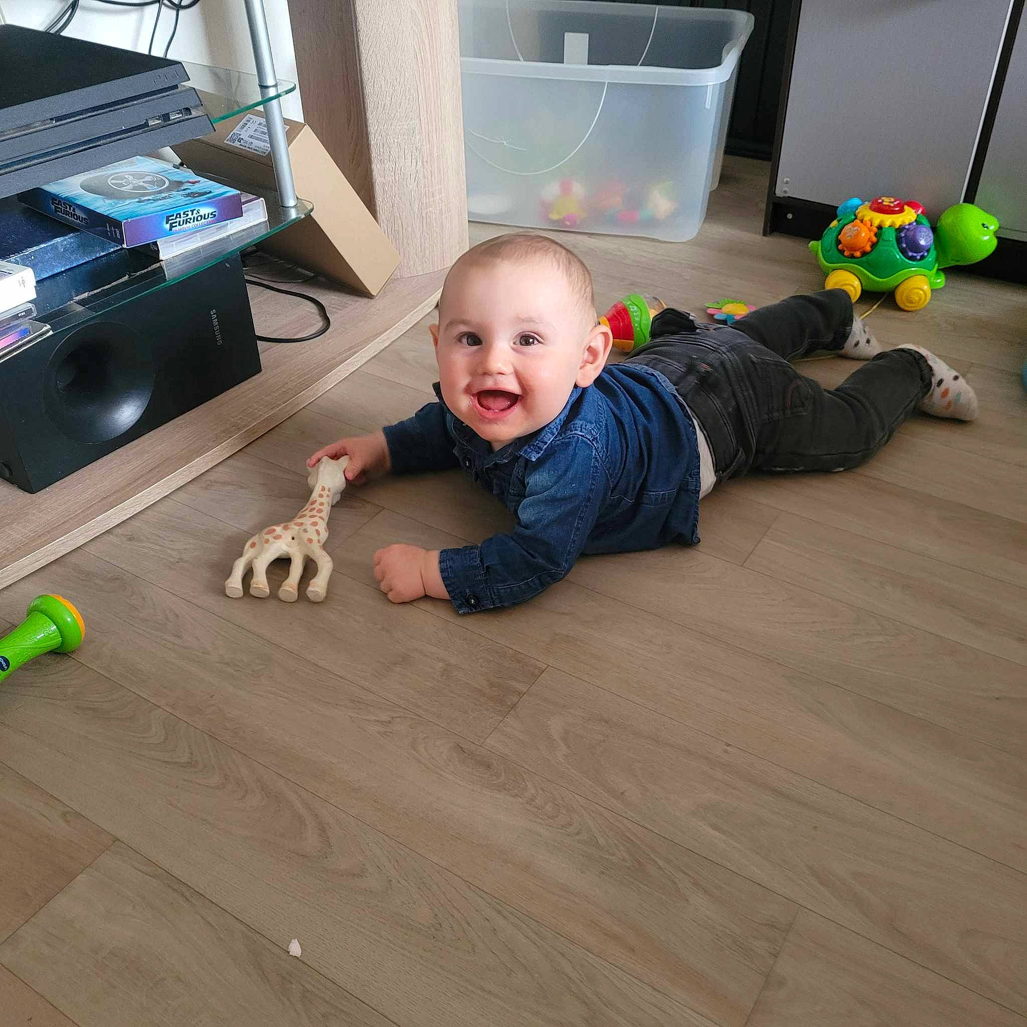 Abel a rejoint le concours — aidez-le/la à gagner de superbes lots ! baby, baby_toddler_clothing, child, comfort, crawling, floor, flooring, fun, happy, hardwood, human_body, joy, laminate_flooring, person, sitting, smile, t_shirt, toddler, toy, varnish
