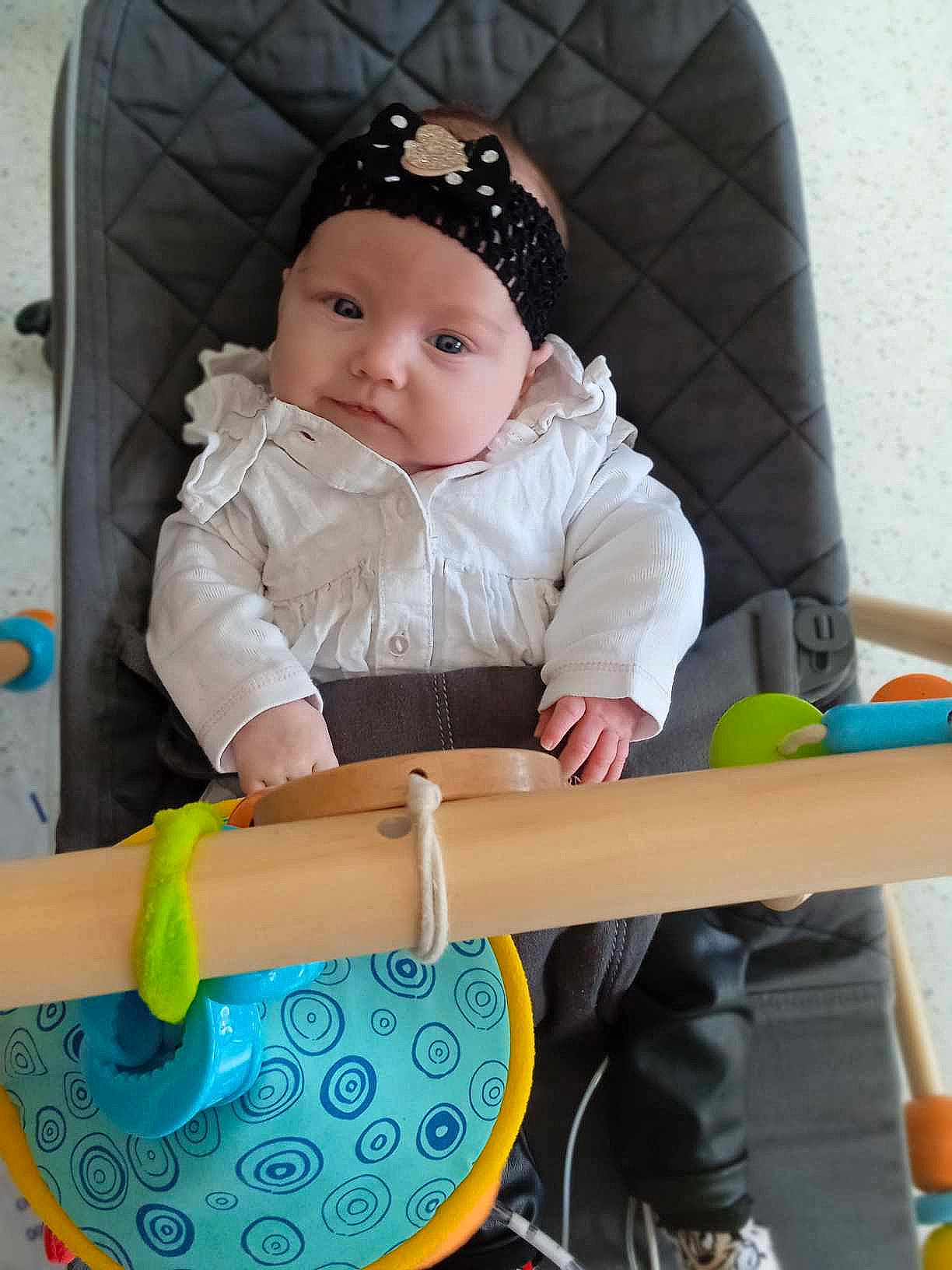 Lyana participe au concours pour gagner de l'argent avec cette photo : baby, baby_products, baby_safety, baby_toddler_clothing, baby_toys, beanie, cap, cheek, child, collar, comfort, fun, headwear, pattern, person, photograph, product, room, sitting, sleeve