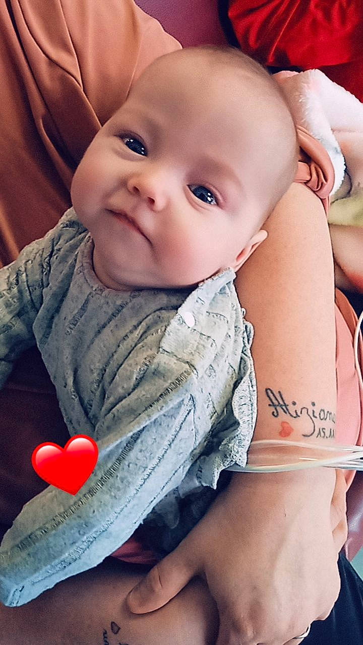 Lyana participe au concours pour gagner de l'argent avec cette photo : arm, baby, baby_toddler_clothing, cheek, chin, facial_expression, finger, hairstyle, happy, human, iris, lip, mouth, neck, organ, person, pink, skin, sleeve, smile