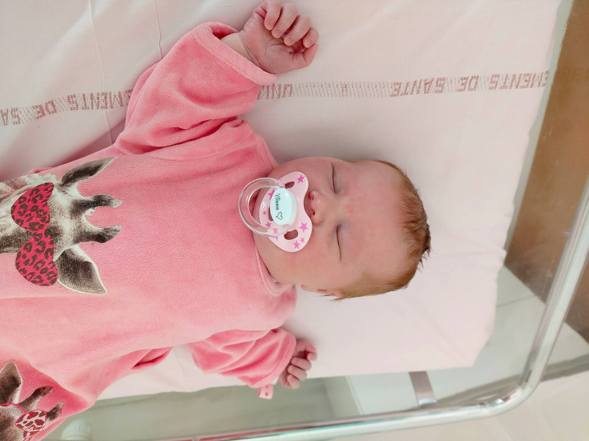 Yliana a rejoint le concours — aidez-le/la à gagner de superbes lots ! arm, baby, baby_products, baby_safety, baby_sleeping, baby_toddler_clothing, cheek, child, clothing, comfort, eyelash, hand, head, headgear, lip, peach, person, pink, skin, sleeve