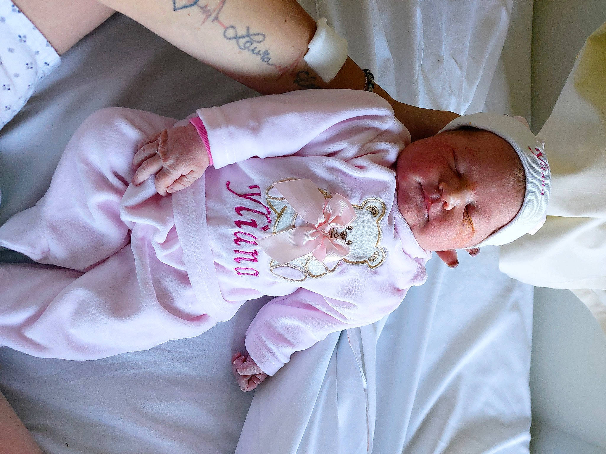 Yliana participe au concours pour gagner de l'argent avec cette photo : baby, baby_products, baby_toddler_clothing, child, comfort, event, finger, font, hand, happy, hat, magenta, pattern, peach, person, pink, skin, sleeve, textile, toddler