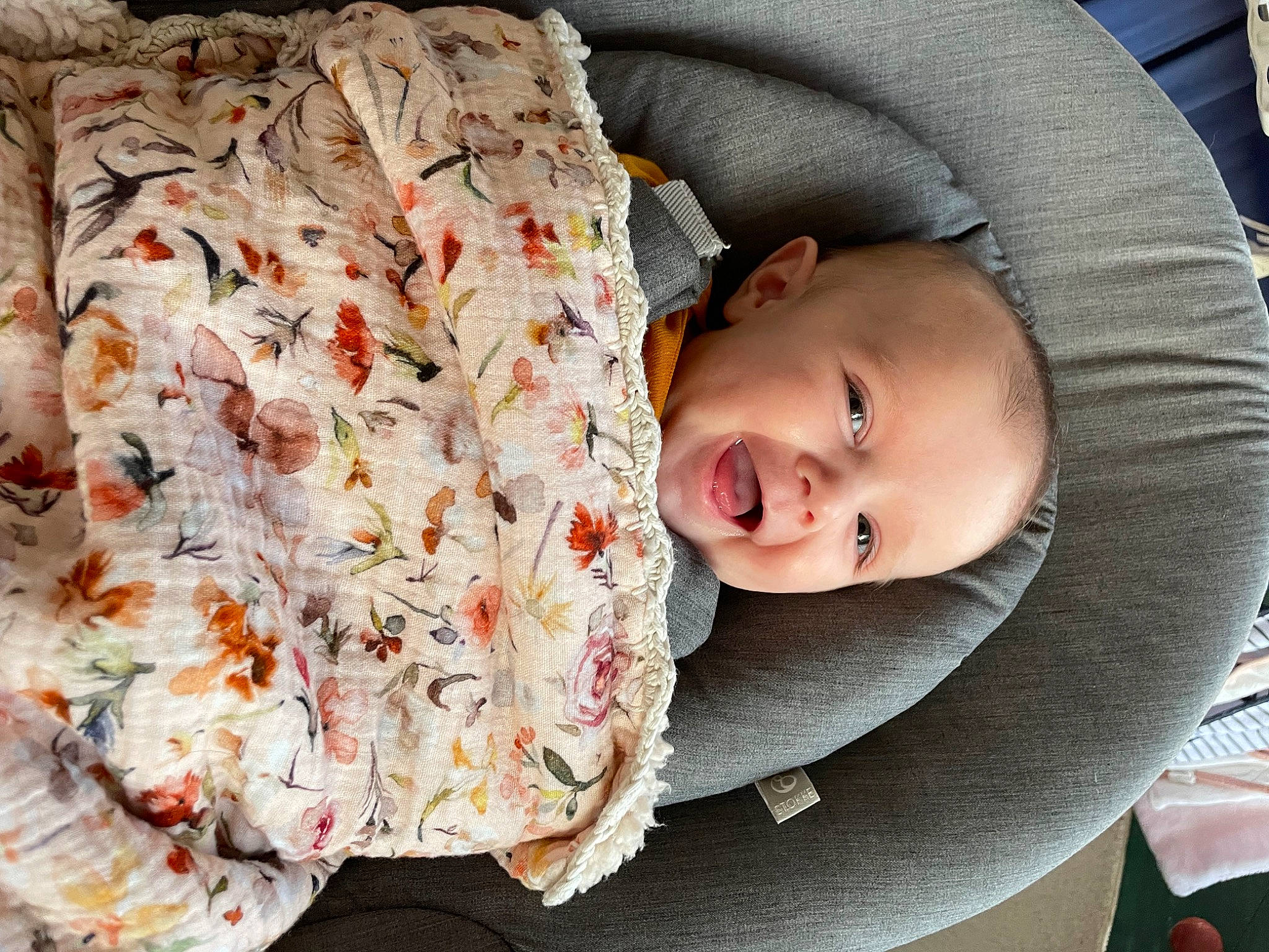 Saphia participe au concours pour gagner de l'argent avec cette photo : baby, baby_products, baby_safety, baby_toddler_clothing, beauty, cheek, child, comfort, linens, mammal, pattern, peach, person, petal, portrait_photography, skin, sleeve, smile, textile, toddler