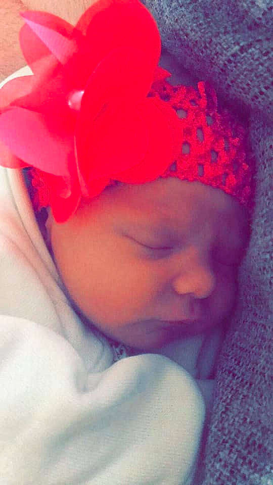 Julie a rejoint le concours — aidez-le/la à gagner de superbes lots ! baby, child, fashion_accessory, hair_accessory, headband, headgear, headpiece, lip, person, petal, pink, red, toddler