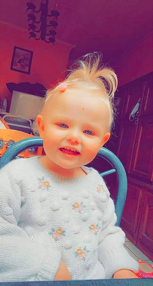 Julie participe au concours pour gagner de l'argent avec cette photo : baby, baby_toddler_clothing, chair, cheek, child, door, eyebrow, eyelash, fun, happy, iris, lip, mouth, nose, person, picture_frame, room, skin, sleeve, smile