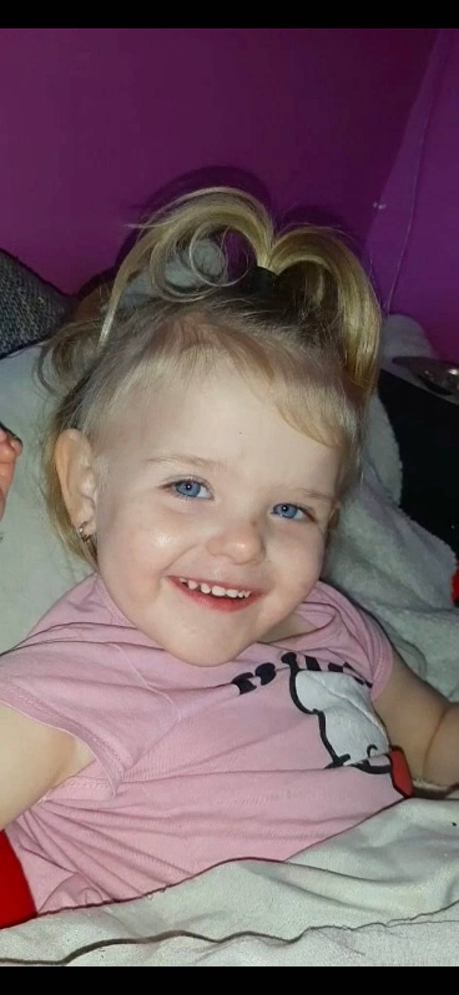 Julie participe au concours pour gagner de l'argent avec cette photo : cheek, child, chin, cool, ear, eyebrow, eyelash, forehead, fun, hair, hairstyle, happy, headpiece, iris, joy, lip, nose, person, pink, skin