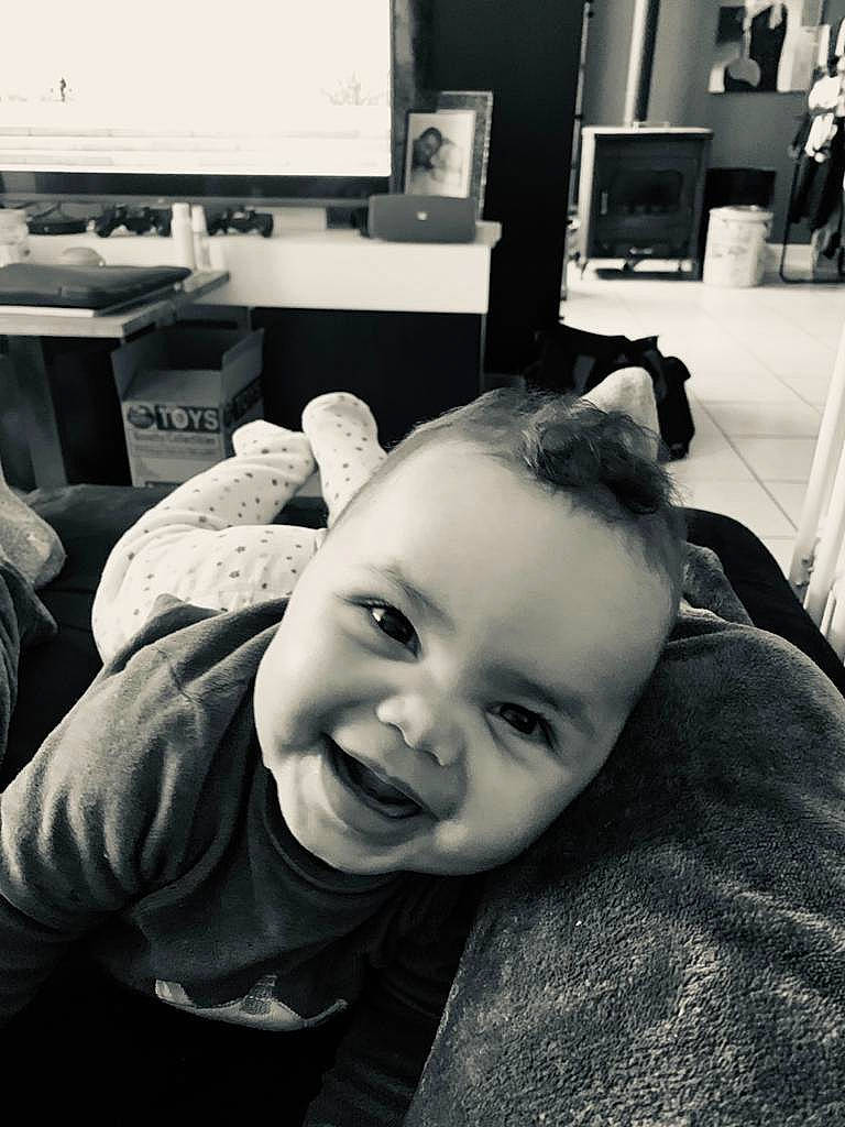 Nélia a rejoint le concours — aidez-le/la à gagner de superbes lots ! black, black_and_white, cheek, comfort, eyelash, flash_photography, hairstyle, happy, jaw, joy, mammal, monochrome, nose, organ, person, picture_frame, smile, standing, style, television