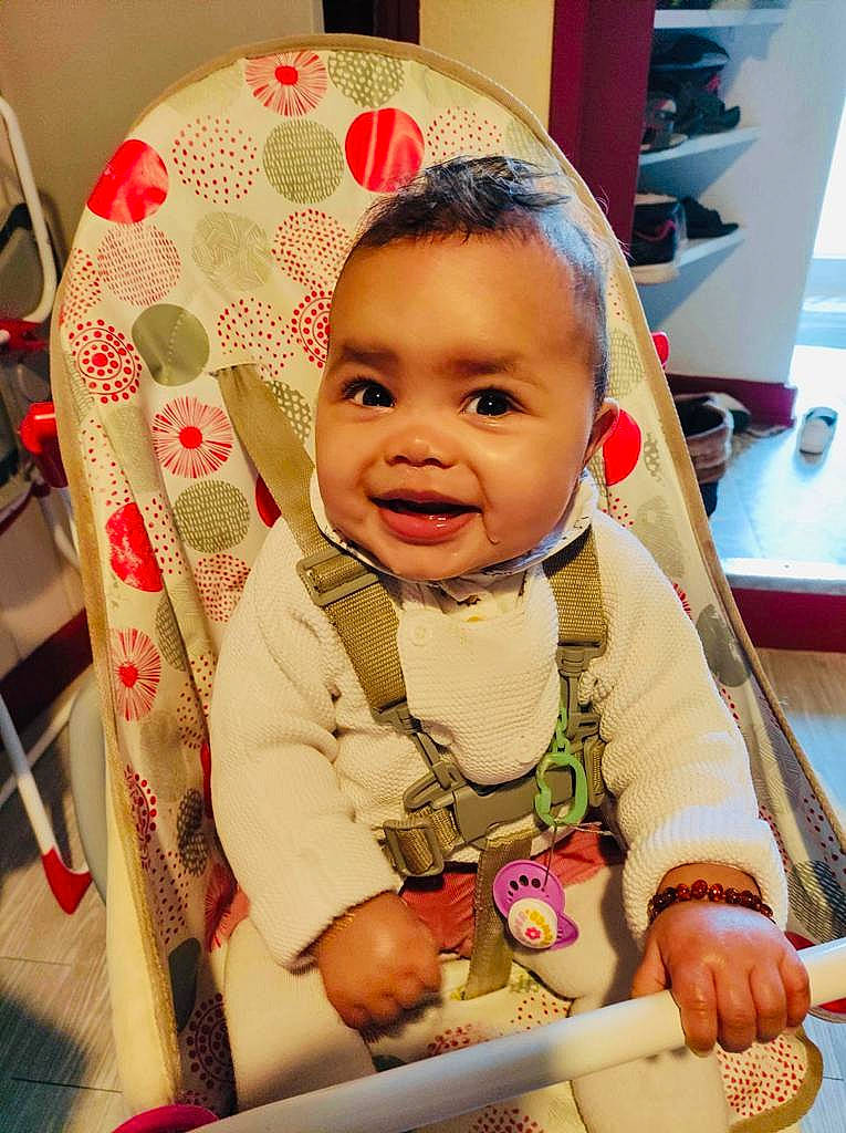 Nélia participe au concours pour gagner de l'argent avec cette photo : baby, baby_carriage, baby_products, baby_safety, baby_toddler_clothing, cheek, child, comfort, eye, fun, happy, iris, mouth, person, photograph, sitting, skin, sleeve, smile, snapshot