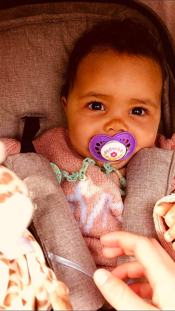 Nélia a rejoint le concours — aidez-le/la à gagner de superbes lots ! baby, baby_toddler_clothing, cheek, ear, eyebrow, eyelash, finger, gesture, hand, happy, iris, lip, mouth, nail, neck, nose, person, pink, skin, thumb