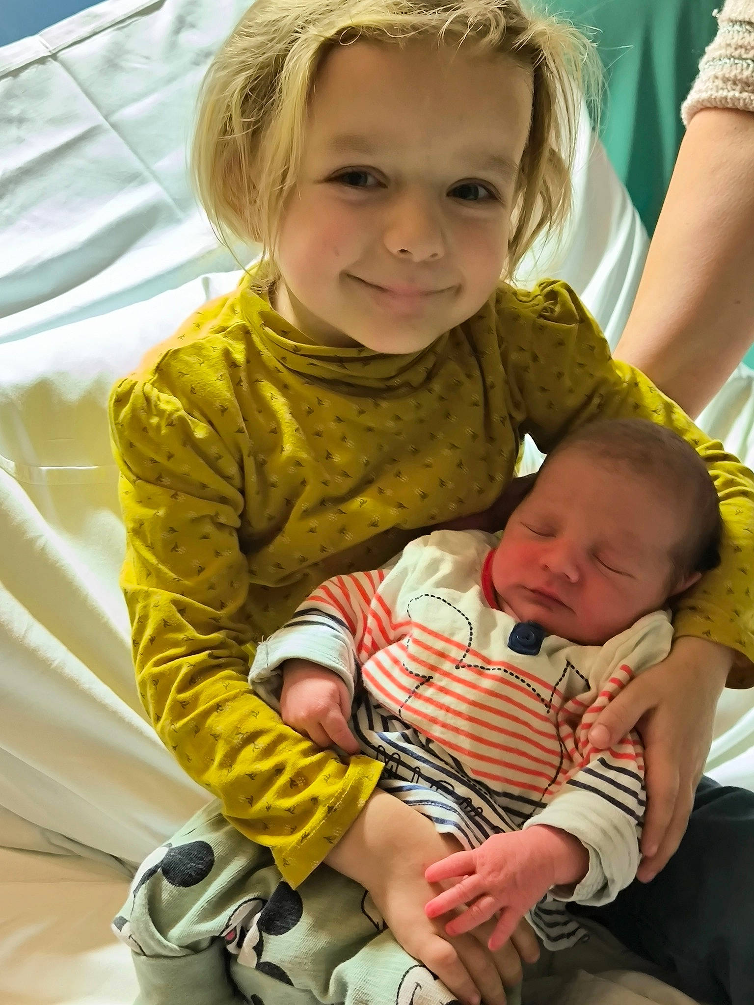 Maelys participe au concours pour gagner de l'argent avec cette photo : arm, baby, baby_toddler_clothing, cheek, child, comfort, eye, face, finger, hairstyle, hand, happy, human_body, joy, lap, organ, person, photograph, product, skin