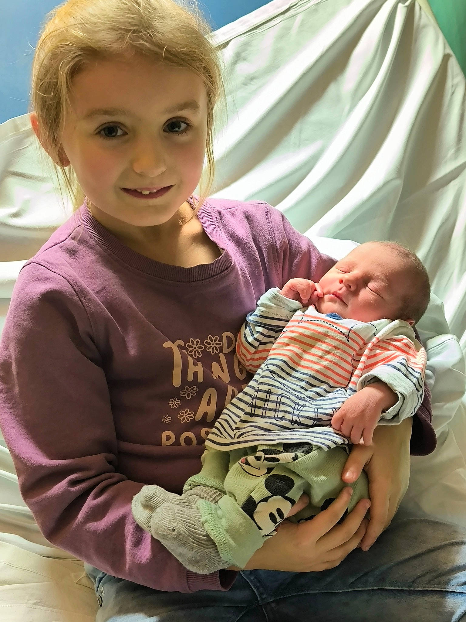 Selena participe au concours pour gagner de l'argent avec cette photo : arm, baby, baby_toddler_clothing, cheek, child, comfort, finger, fun, hairstyle, hand, happy, iris, joint, joy, lap, mouth, person, skin, sleeve, smile