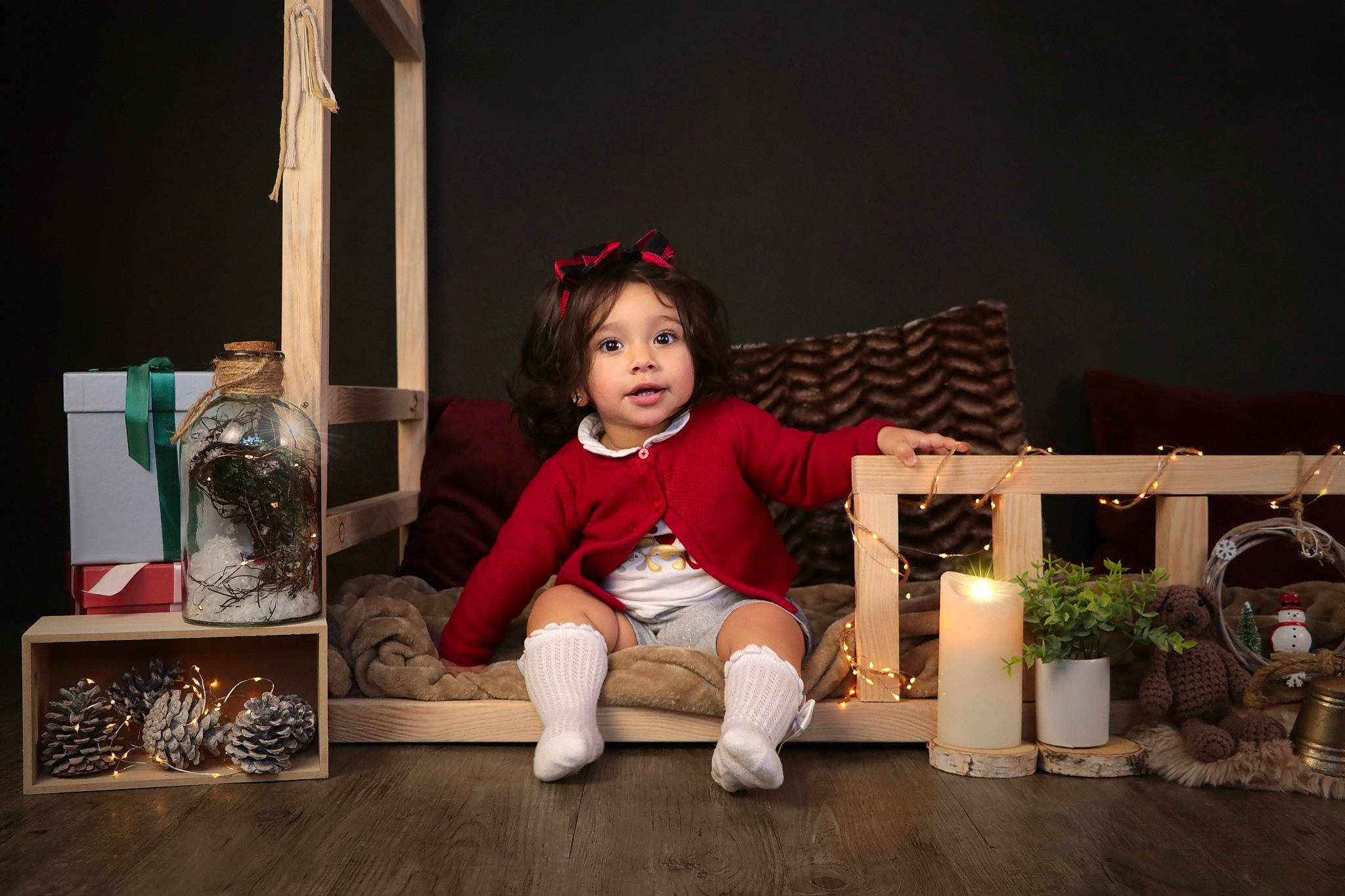 Leïnah a rejoint le concours — aidez-le/la à gagner de superbes lots ! christmas, comfort, event, flash_photography, floor, flooring, fun, happy, hardwood, holiday, human_leg, knee, lap, leisure, living_room, person, plant, sitting, toddler, wood