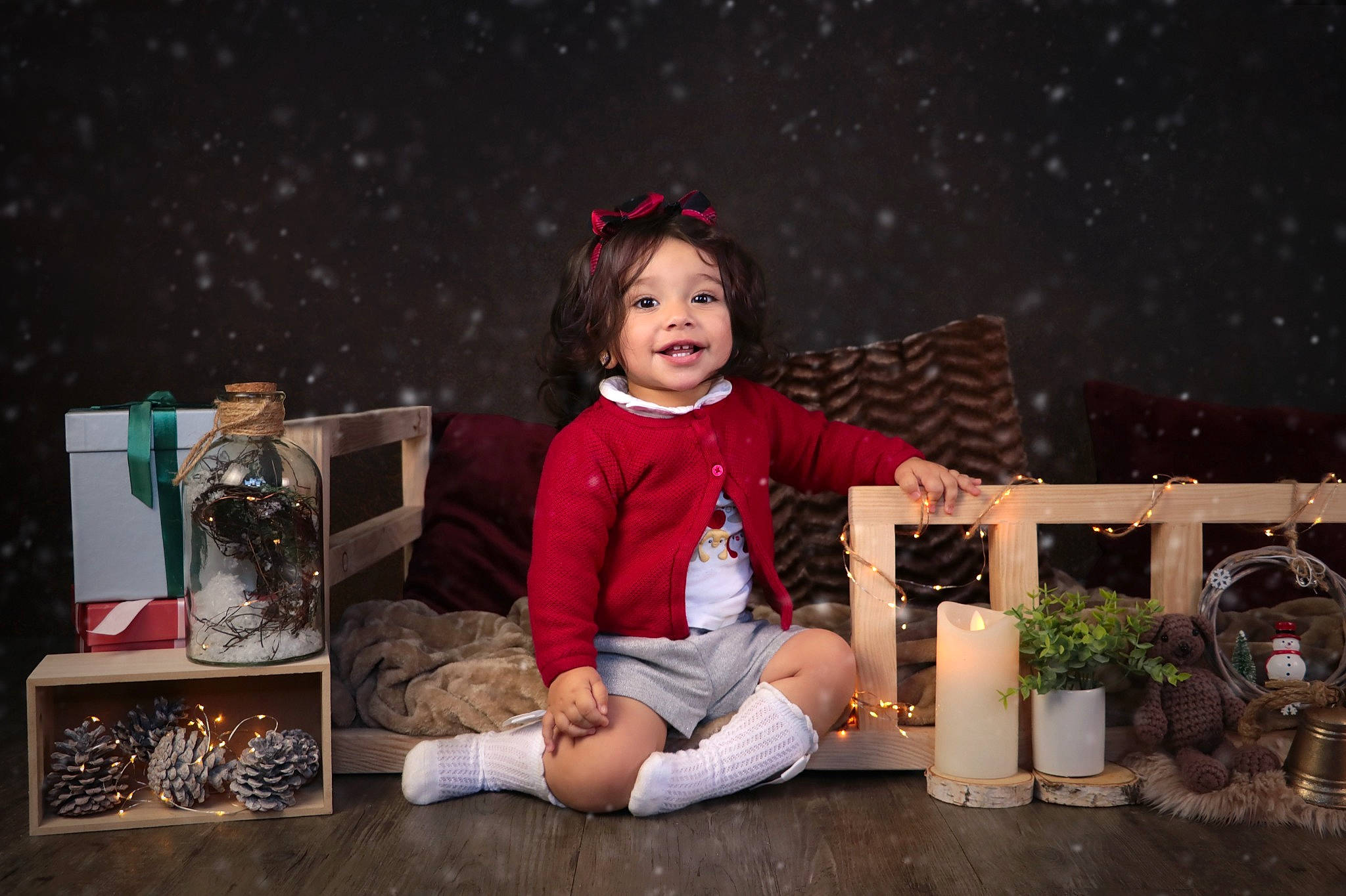 Leïnah participe au concours pour gagner de l'argent avec cette photo : boot, child, christmas, christmas_eve, darkness, entertainment, event, flash_photography, fun, fur, grass, happy, holiday, joy, leisure, person, plant, sitting, smile, toddler