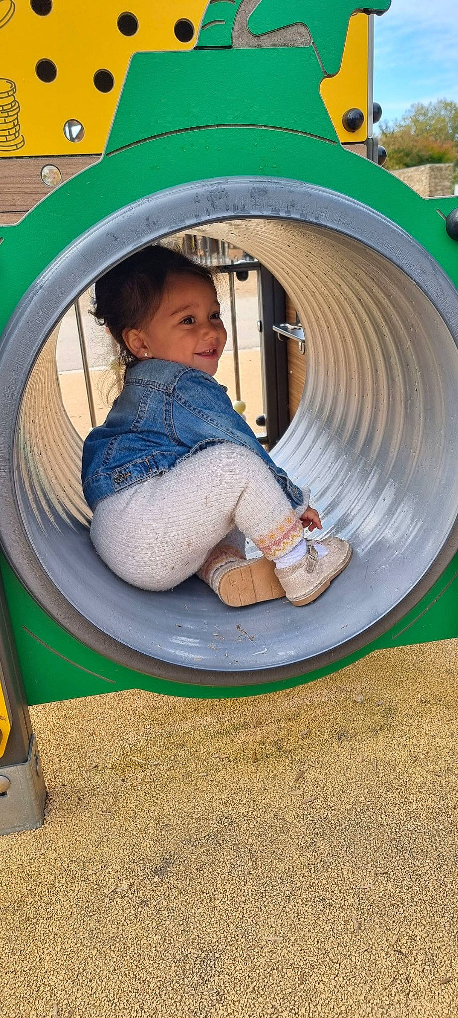 Leïnah a rejoint le concours — aidez-le/la à gagner de superbes lots ! auto_part, automotive_tire, automotive_wheel_system, baby_toddler_clothing, child, circle, comfort, electric_blue, fun, grass, human_settlement, joy, leisure, outdoor_play_equipment, person, play, playground, recreation, stairs, t_shirt