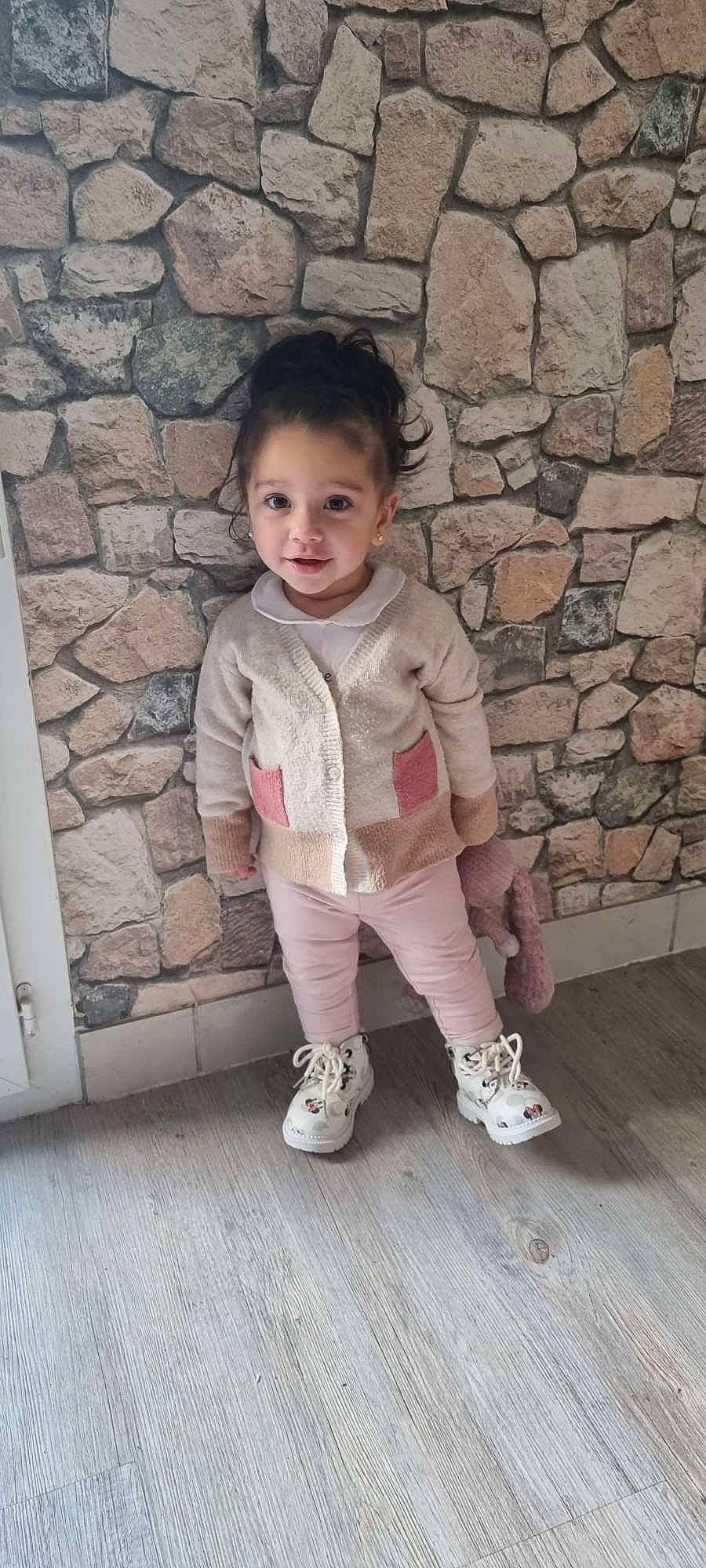 Leïnah a rejoint le concours — aidez-le/la à gagner de superbes lots ! baby_toddler_clothing, fashion_design, floor, flooring, happy, head, human_leg, joint, joy, knee, leg, pattern, person, pink, sleeve, smile, sock, street_fashion, thigh, toddler