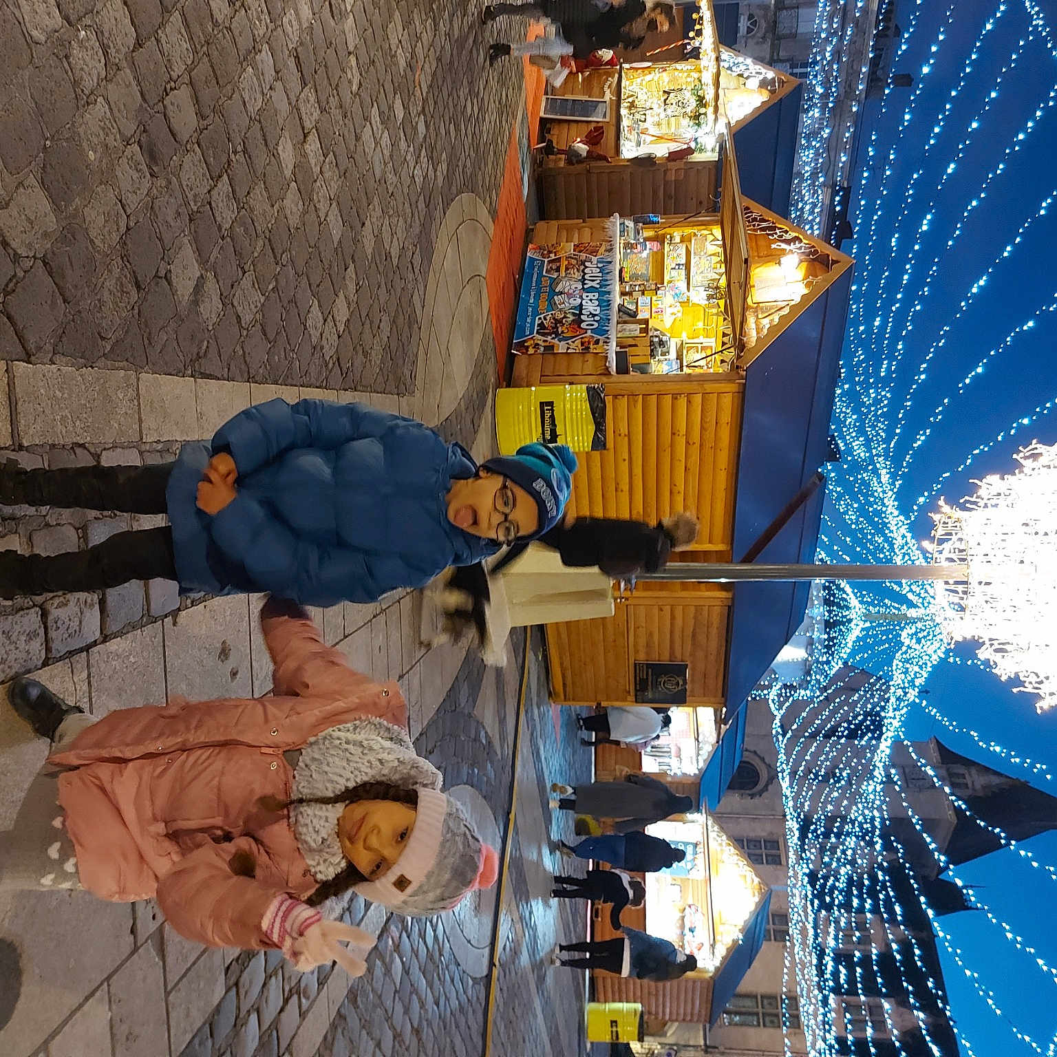 Anissa participe au concours pour gagner de l'argent avec cette photo : art, electric_blue, electricity, engineering, event, facade, fun, holiday, leisure, light_fixture, machine, recreation, space, world