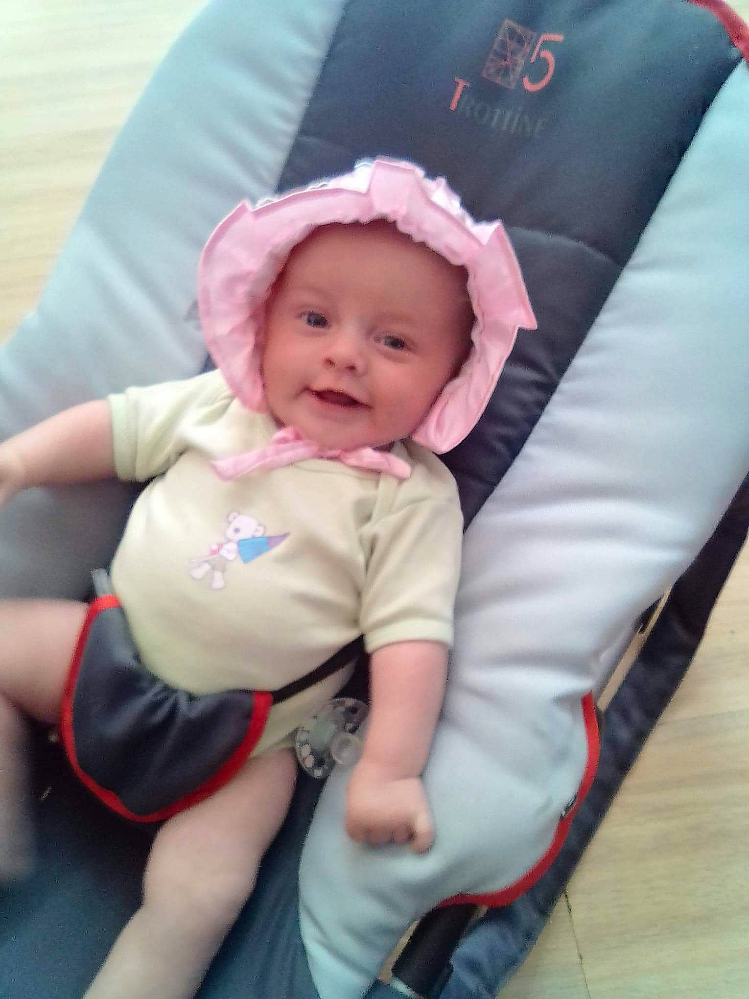 Lilie participe au concours pour gagner de l'argent avec cette photo : baby_carriage, baby_products, child, day, fun, headgear, infant, person, pink, product, skin, toddler