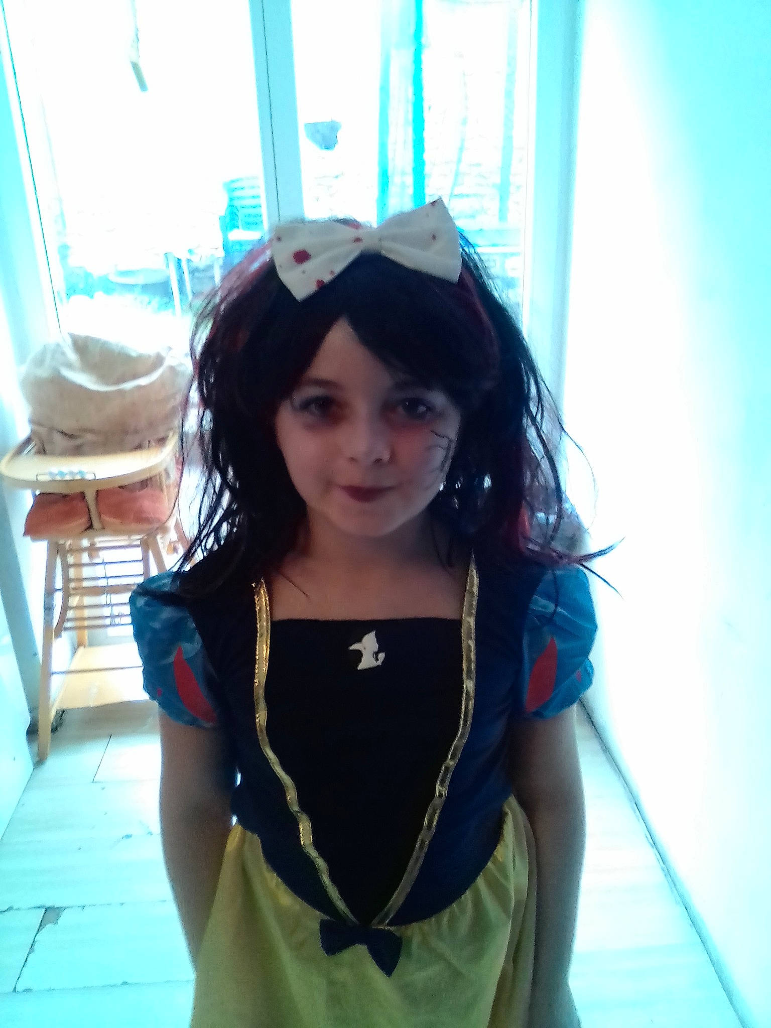 Noemie a rejoint le concours — aidez-le/la à gagner de superbes lots ! bangs, black_hair, brown_hair, fashion_accessory, girl, hair, hair_accessory, hairstyle, headgear, hime_cut, human_hair_color, long_hair, person, product, smile