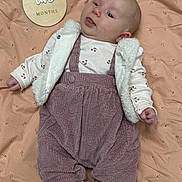 Emma participe au concours pour gagner de l'argent avec cette photo : baby, infant, two_months, blanket, corduroy_pants, jacket, socks, face, tongue_out, cute, smiling, lying_down, soft_texture, patterned_blanket, child, person, indoor, clothing, cozy, portrait