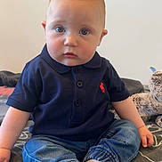 Meyven a rejoint le concours — aidez-le/la à gagner de superbes lots ! baby, blanket, blue_eyes, casual_clothing, child, curious_expression, cute, denim_pants, face, feet, hands, head, indoor, infant, navy_polo, plush_toy, portrait, sitting, socks, young_child