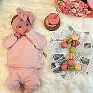 Marina a rejoint le concours — aidez-le/la à gagner de superbes lots ! baby, blanket, bouquet, bow, cake, candle, celebration, cute, flowers, food, headband, infant, lying_down, macarons, newspaper, pink_clothing, portrait, roses, soft_texture, sweet