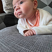 Leyna participe au concours pour gagner de l'argent avec cette photo : baby, infant, child, face, cheek, eyes, ear, hands, blanket, sweater, couch, cushion, pillow, portrait, closeup, indoor, fabric, soft_texture, gaze, adorable