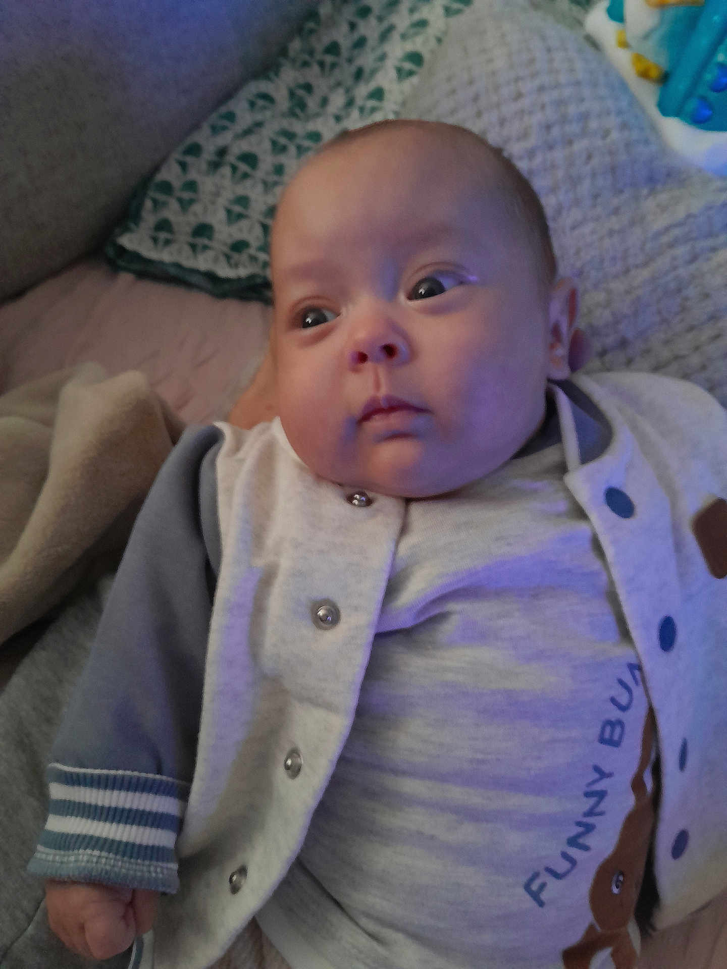 Yanisse a rejoint le concours — aidez-le/la à gagner de superbes lots ! baby, bed, blanket, button, child, clothing, cushion, cute, expression, fabric, face, hand, indoors, infant, jacket, person, portrait, sleeve, soft, young