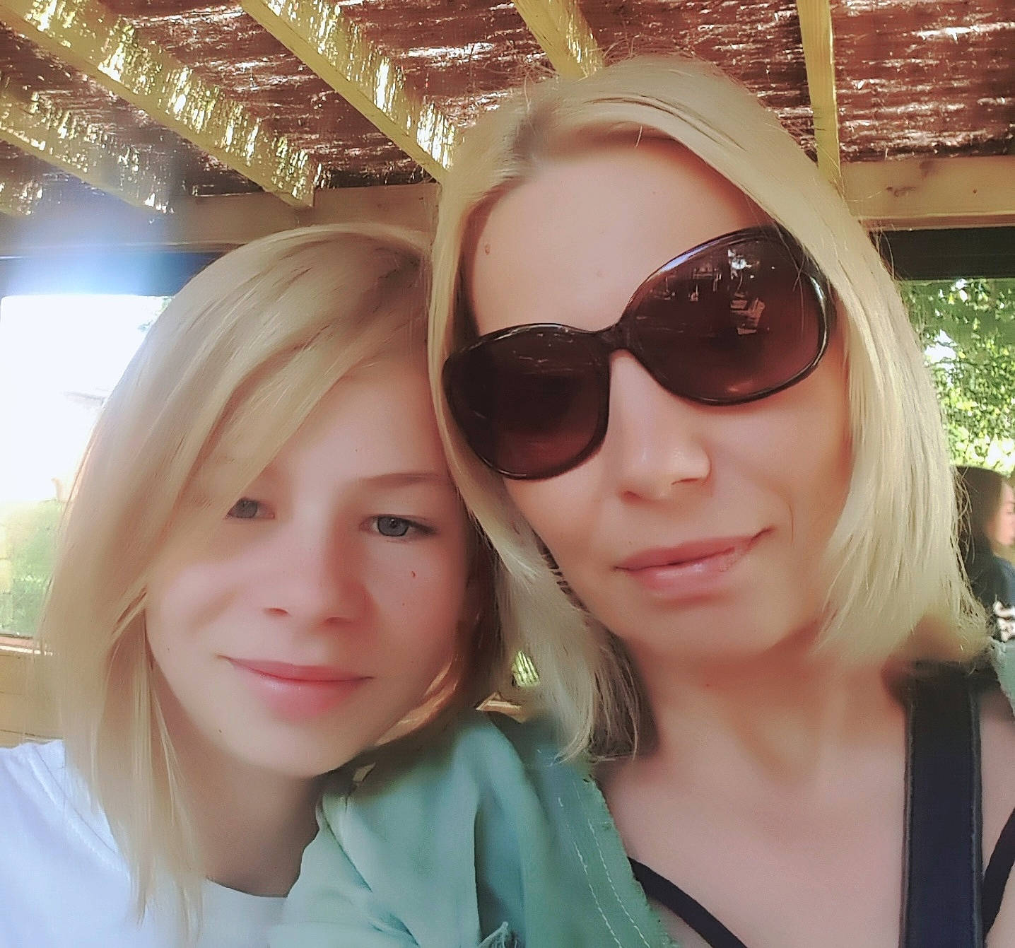 Benedicte participe au concours pour gagner de l'argent avec cette photo : beauty, blond, cool, eyewear, face, friendship, fun, glasses, hair, hair_coloring, hairstyle, happy, head, lip, long_hair, person, photography, selfie, smile, sunglasses