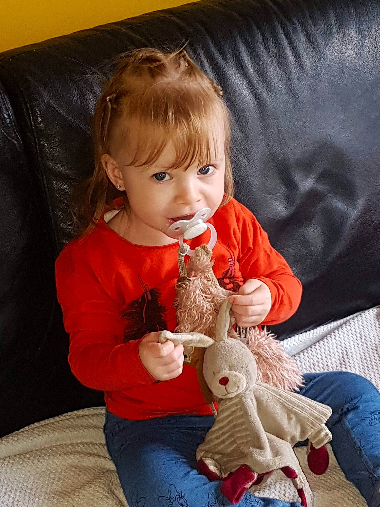 Eleanor a rejoint le concours — aidez-le/la à gagner de superbes lots ! baby, child, finger, lap, person, play, sitting, thumb, toddler, toy