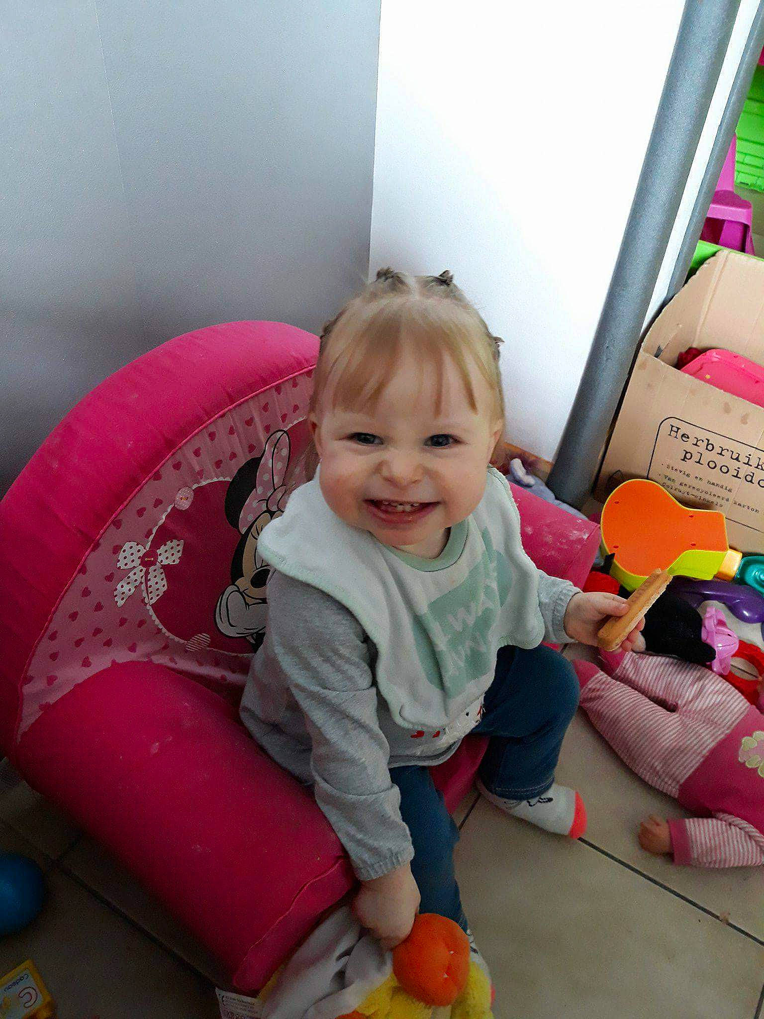 Eleanor a rejoint le concours — aidez-le/la à gagner de superbes lots ! baby, child, joy, person, play, room, toddler, toy