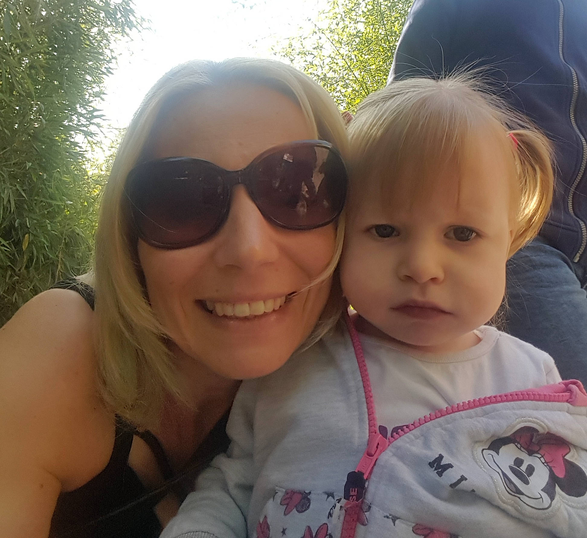 Eleanor participe au concours pour gagner de l'argent avec cette photo : beauty, cheek, child, cool, eyewear, face, facial_expression, glasses, grass, hair, happy, head, headwear, joy, lip, nose, people, person, selfie, skin