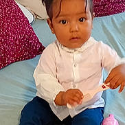 Renata a rejoint le concours — aidez-le/la à gagner de superbes lots ! bed, bottle, child, clothing, comb, curl_cream, earrings, eyes, face, girl, hair, hair_accessory, indoor, jeans, long_sleeve_shirt, person, pillow, sitting, skin, toddler