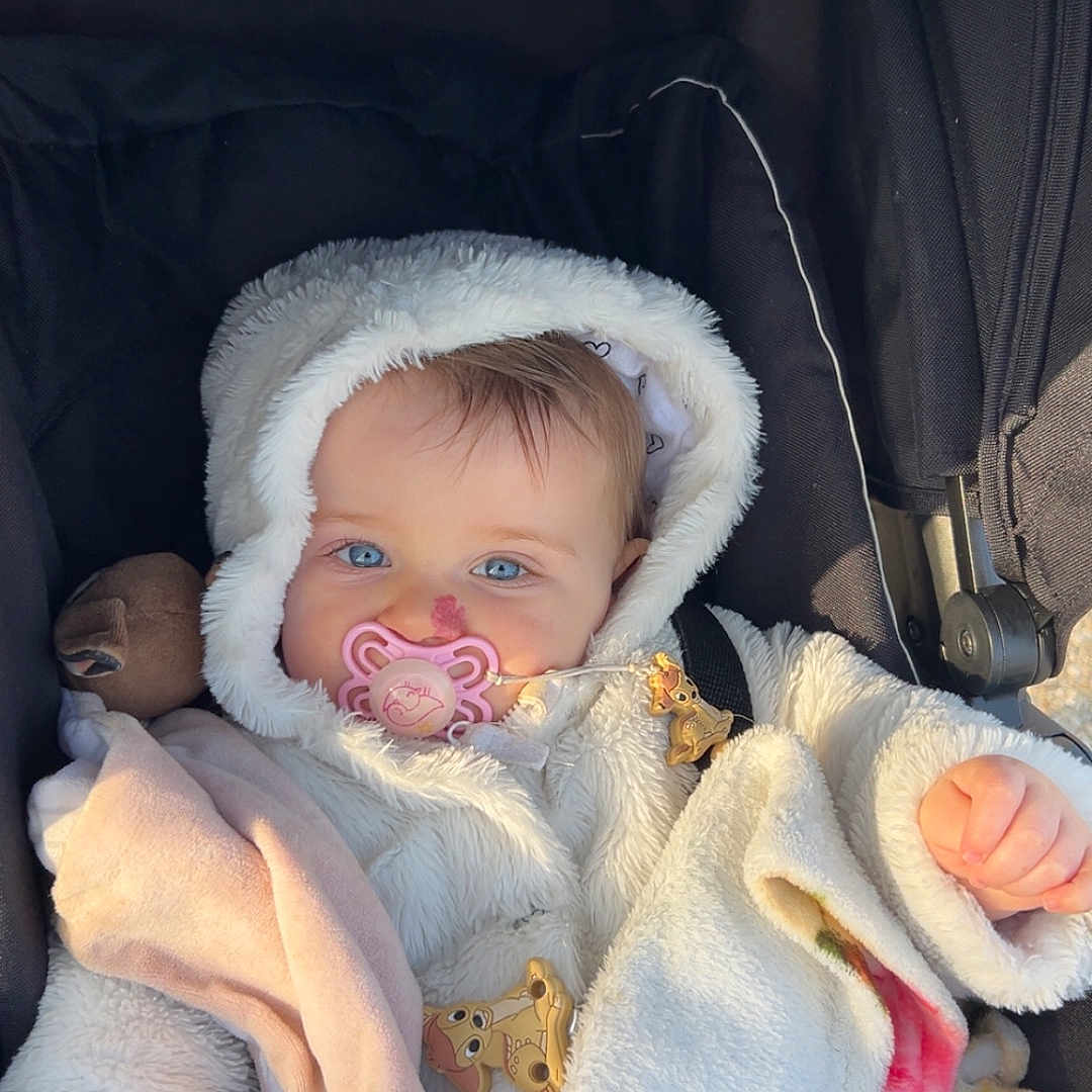 Ambre a rejoint le concours — aidez-le/la à gagner de superbes lots ! baby, bed, blanket, bonnet, cap, car, clothing, face, furniture, hat, head, hood, knitwear, newborn, person, photography, portrait, sweater, transportation, vehicle