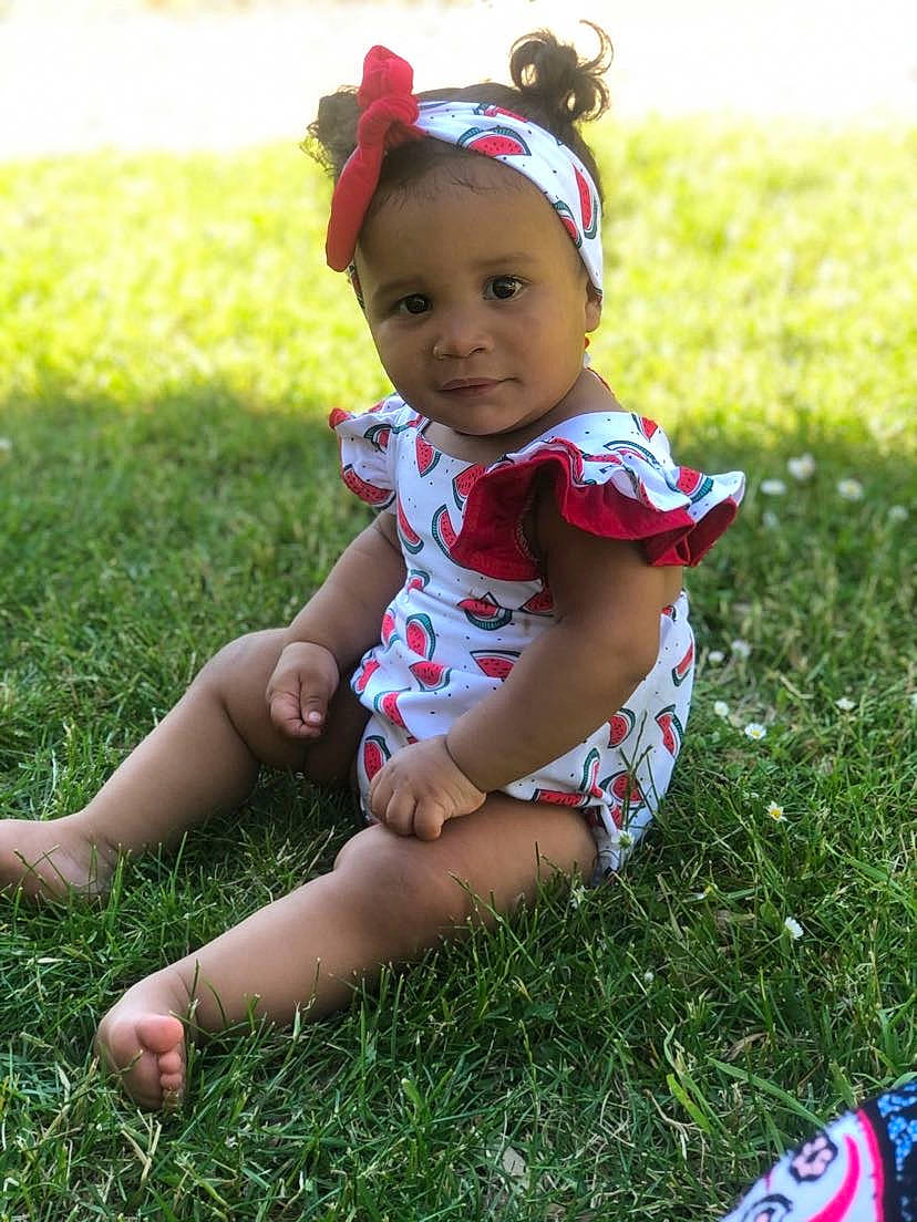 Siana a rejoint le concours — aidez-le/la à gagner de superbes lots ! baby, baby_toddler_clothing, dress, fun, grass, grass_family, grassland, happy, head, headwear, lawn, meadow, people_in_nature, person, plant, recreation, shoe, shorts, skin, sleeve